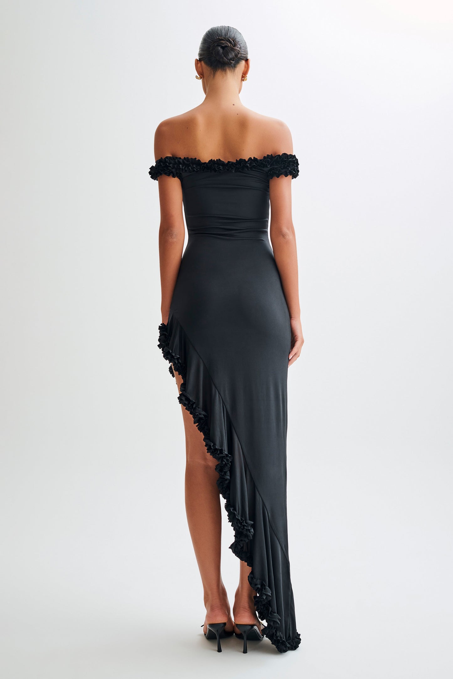 Vestido midi de hombro descubierto con volantes Arielle - Negro