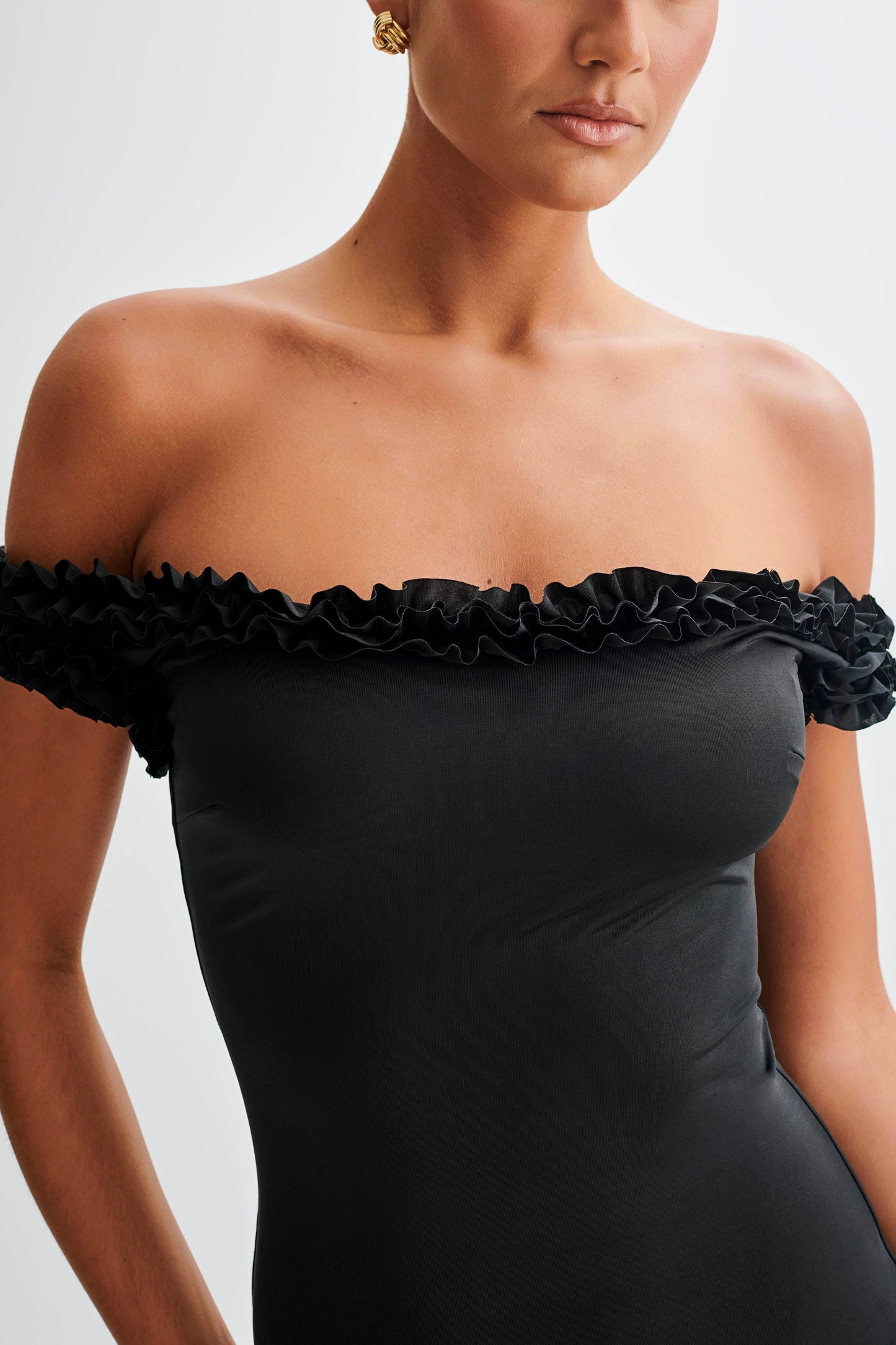 Vestido midi de hombro descubierto con volantes Arielle - Negro