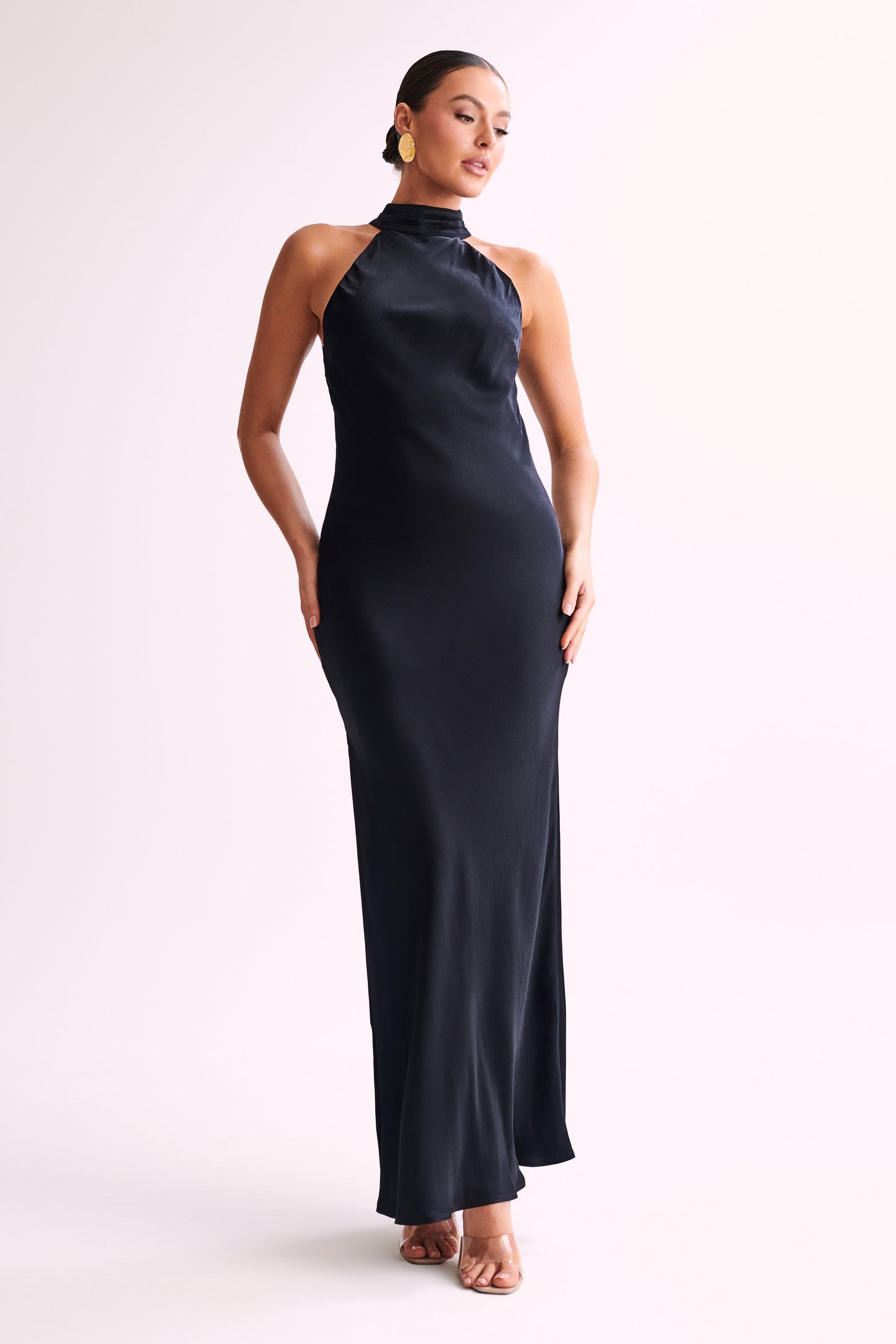 Vestido Maxi Satinado Claire Satin con Escote en la Espalda y abertura - Negro