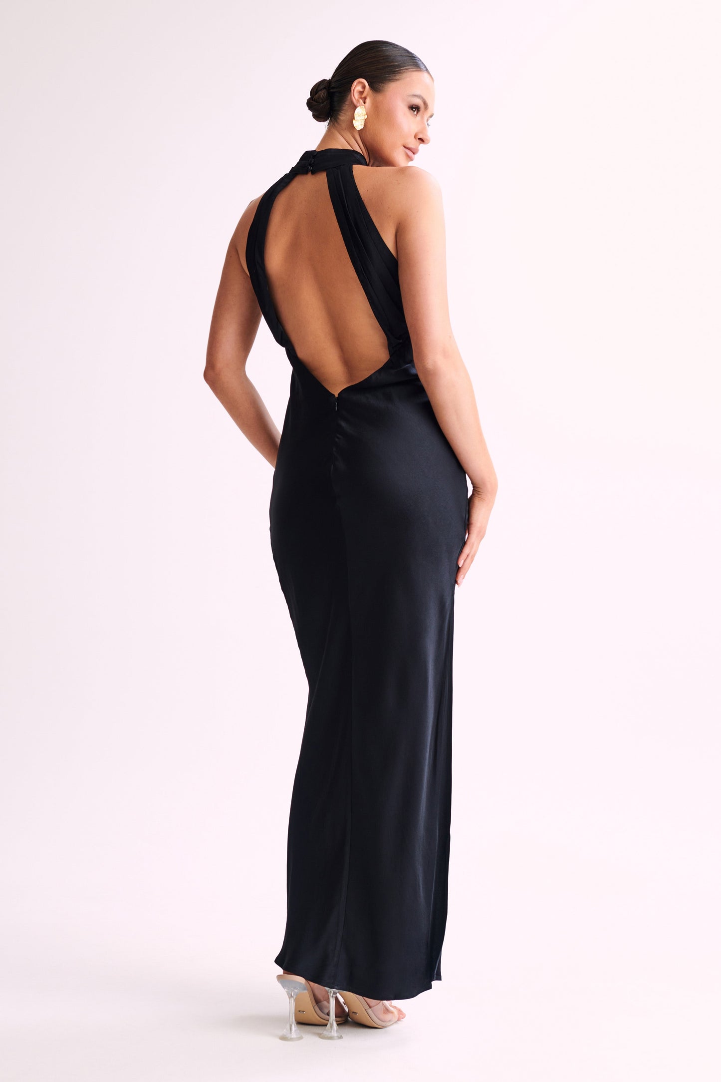 Vestido Maxi Satinado Claire Satin con Escote en la Espalda y abertura - Negro