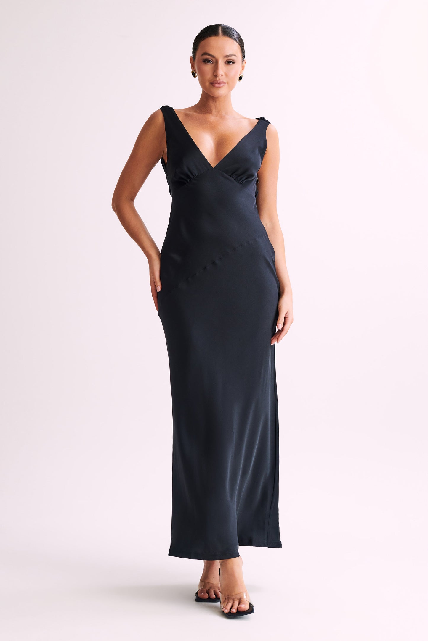 Vestido maxi de satén Nadia con escote cowl en la espalda - Negro