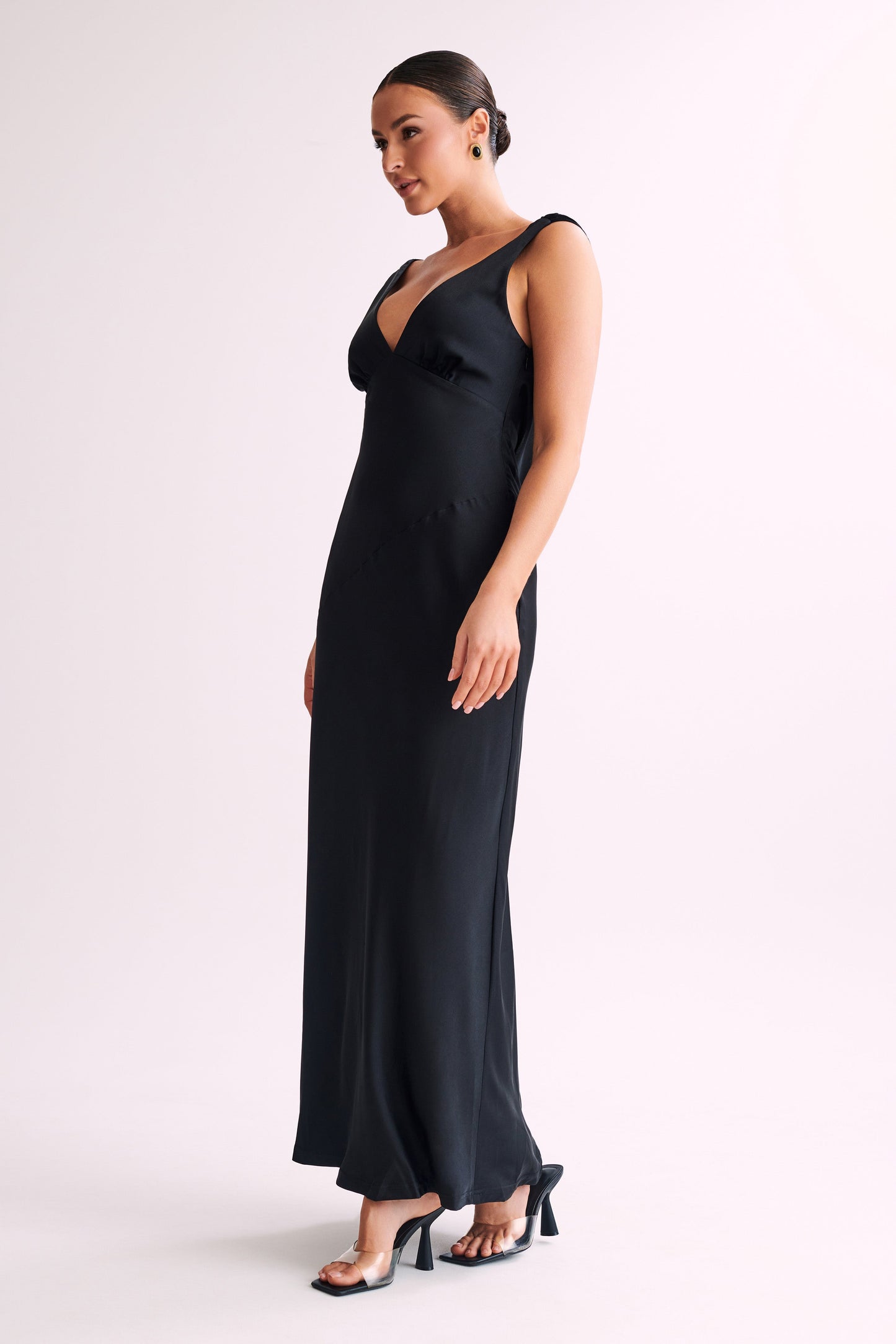 Vestido maxi de satén Nadia con escote cowl en la espalda - Negro
