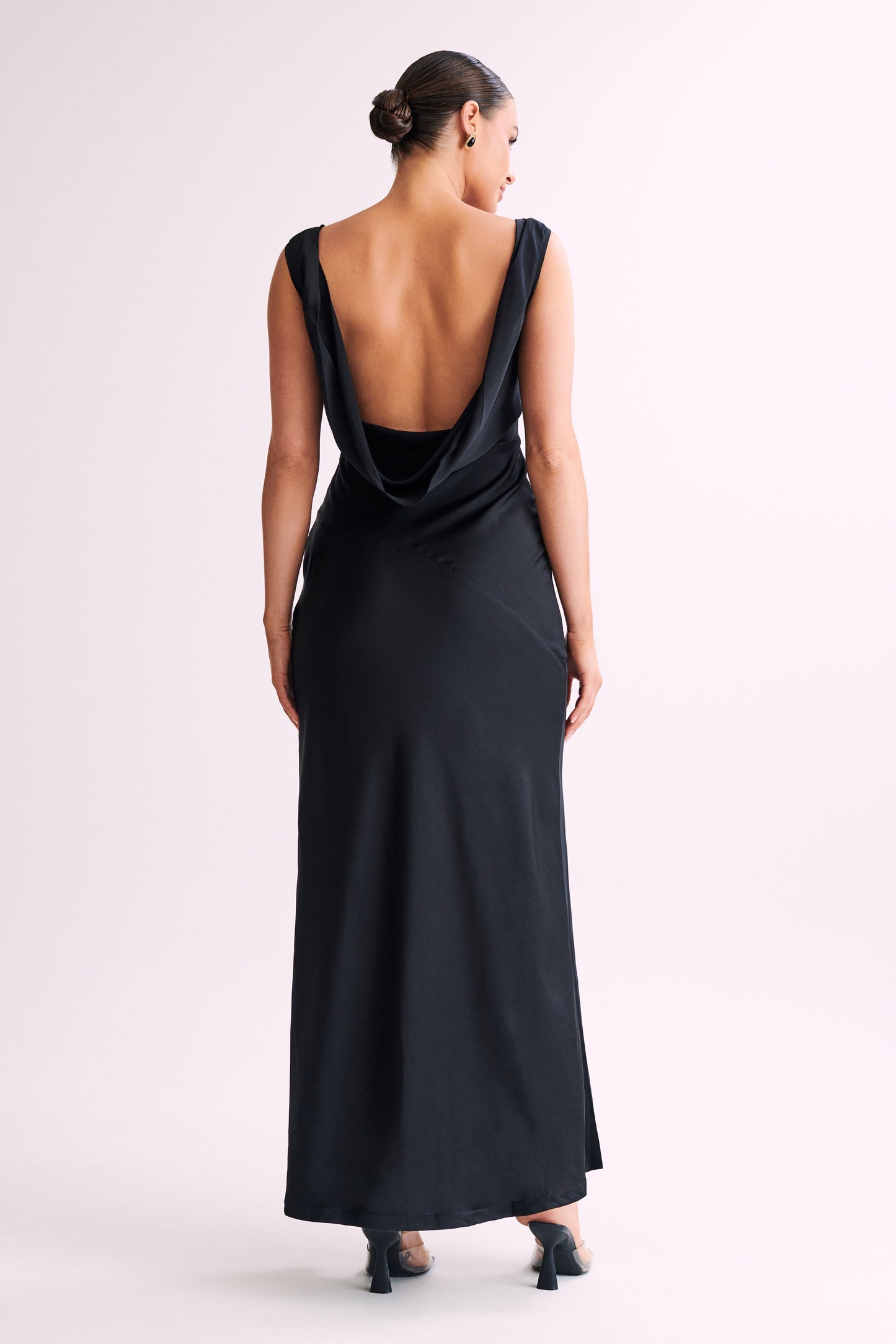 Vestido maxi de satén Nadia con escote cowl en la espalda - Negro