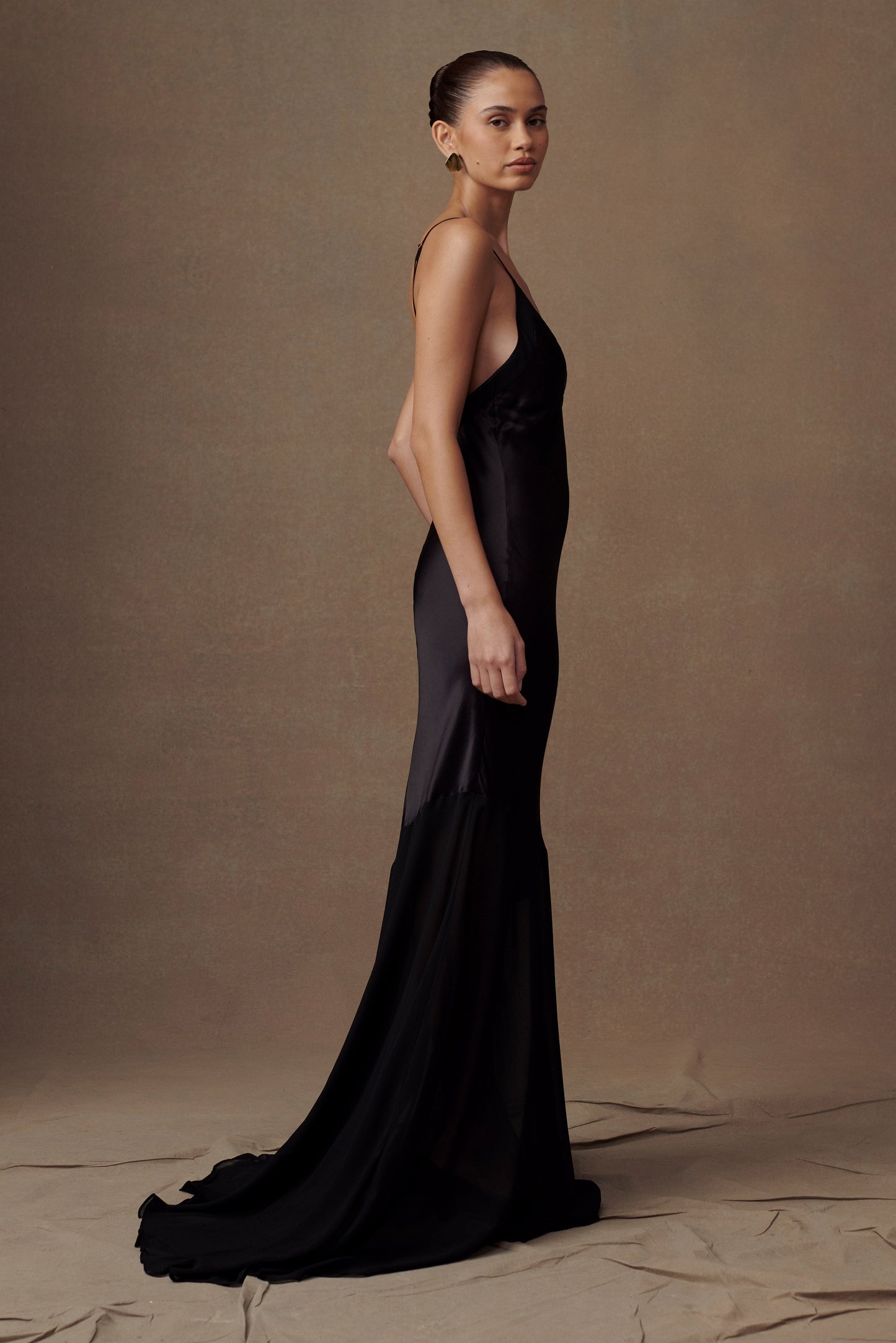 Vestido largo de satén iridiscente Evelyn - Negro
