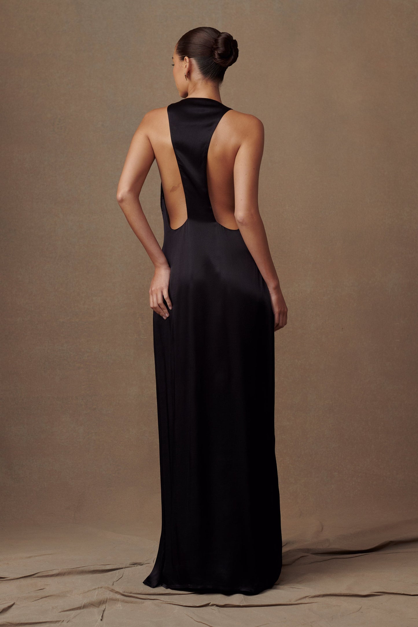 Vestido maxi con espalda alzada Jacquelyn - Negro
