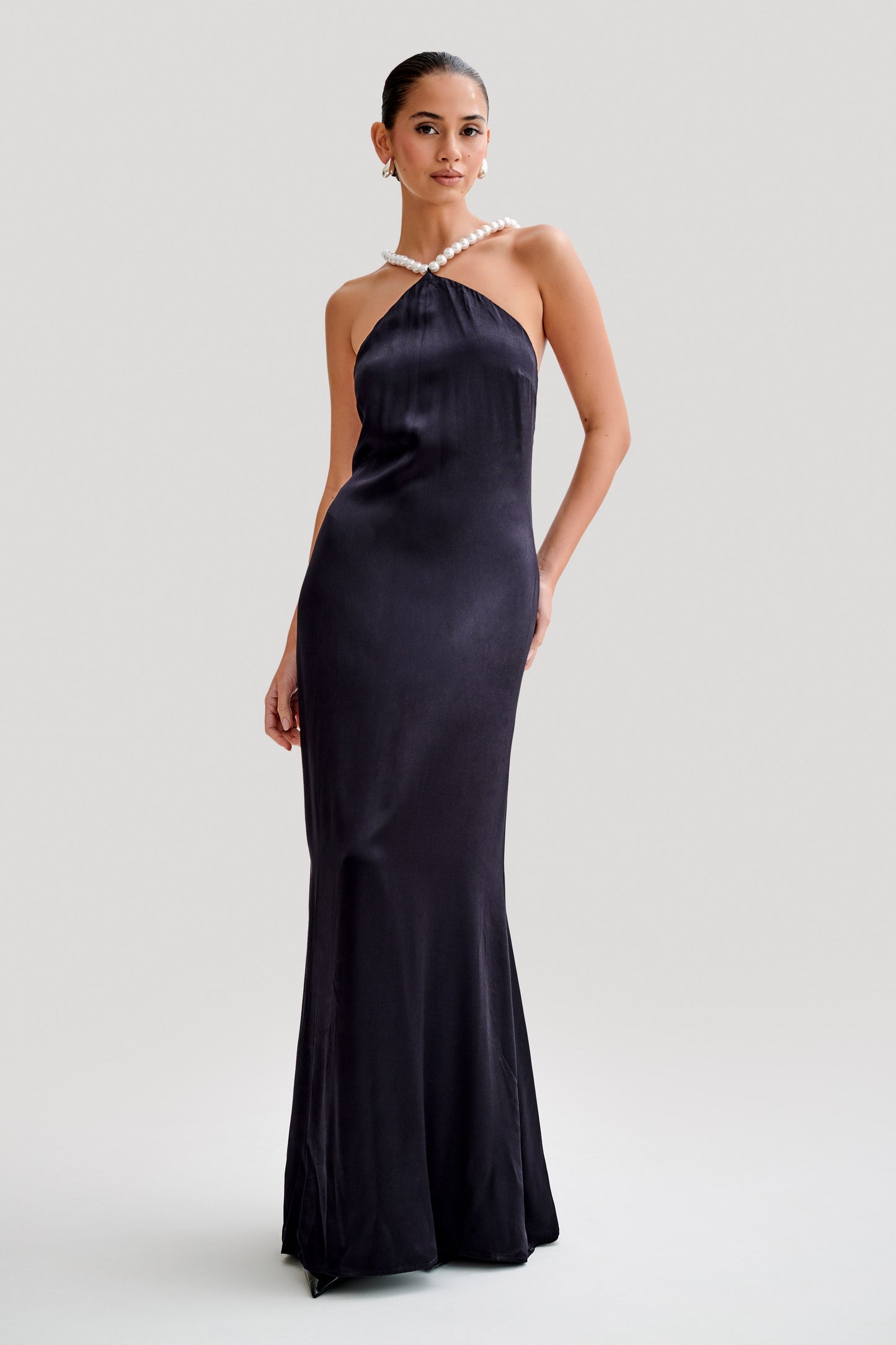 Vestido Maxi de Seda Satinada Blanca con Escote en Cuello Halter - Negro