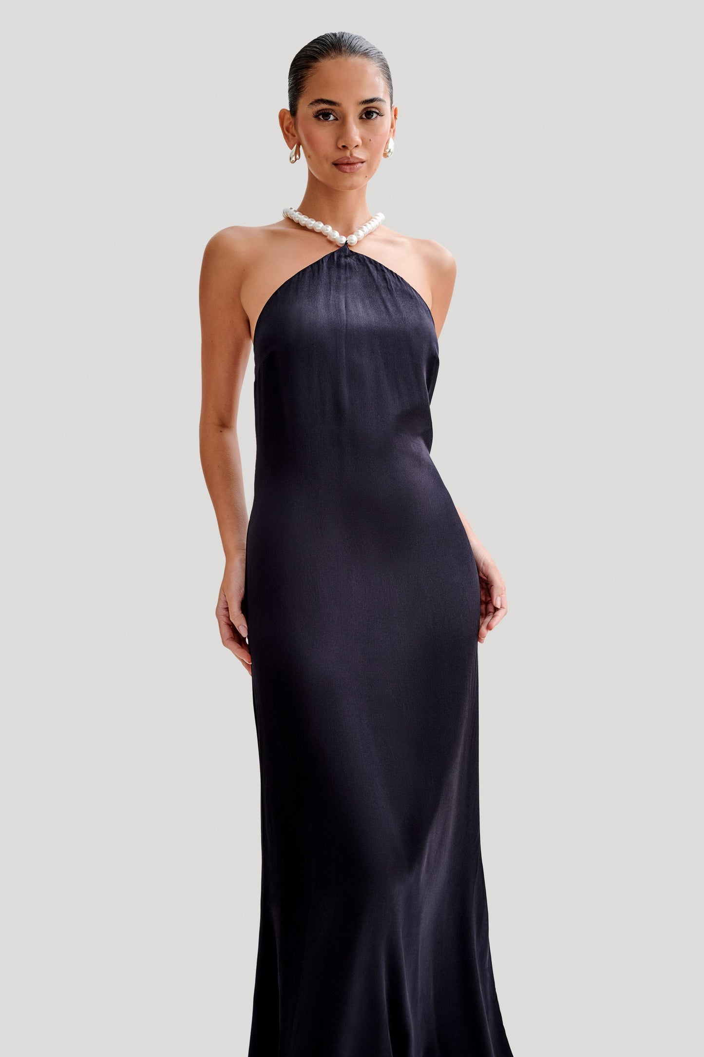 Vestido Maxi de Seda Satinada Blanca con Escote en Cuello Halter - Negro