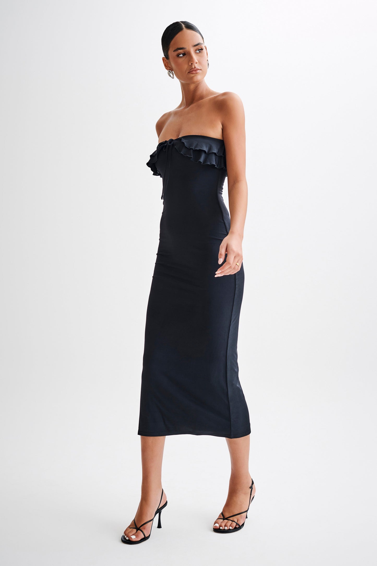 Vestido midi sin tirantes Bea con volantes y acabado ajustado - Negro