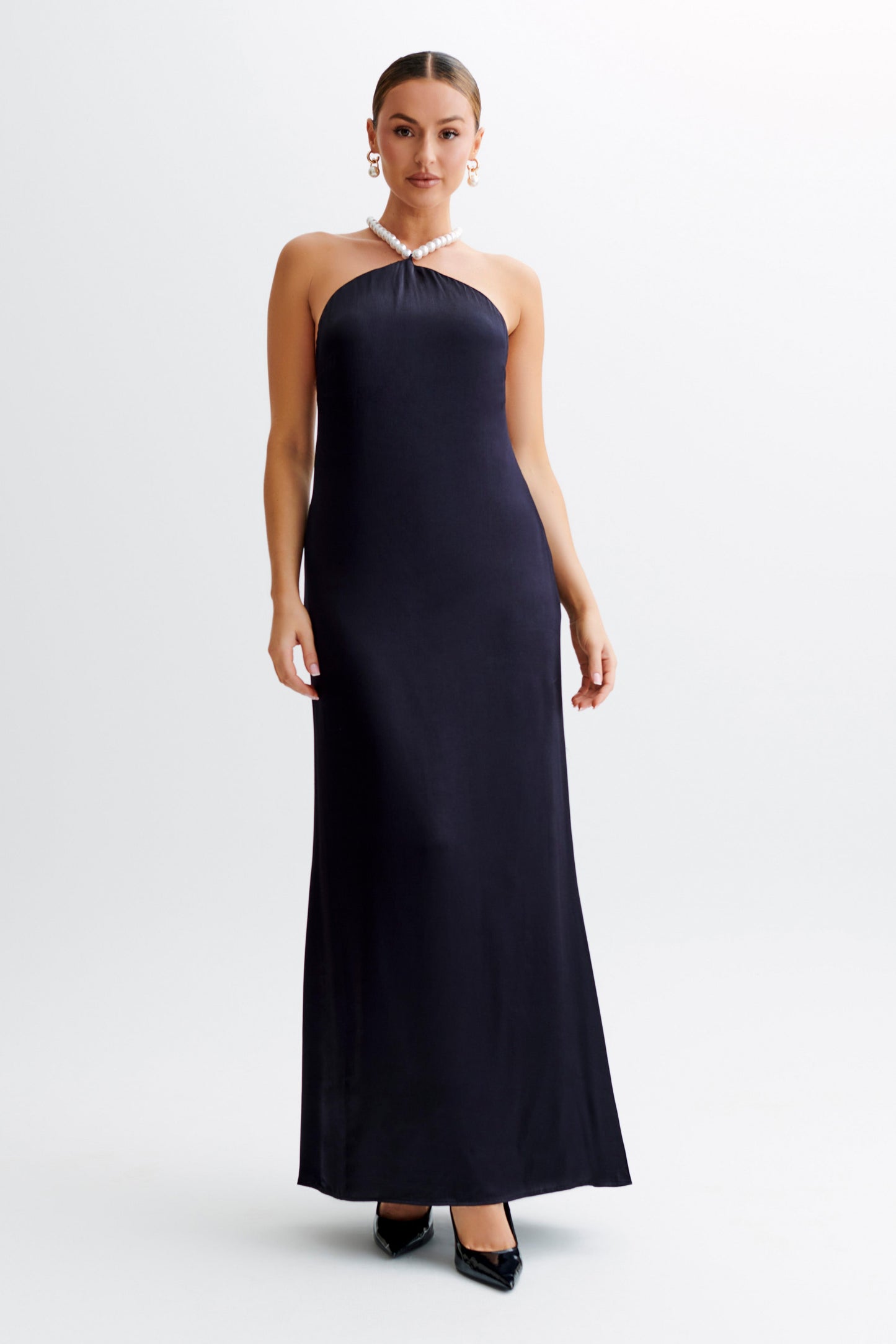 Vestido Maxi de Seda Satinada Blanca con Escote en Cuello Halter - Negro