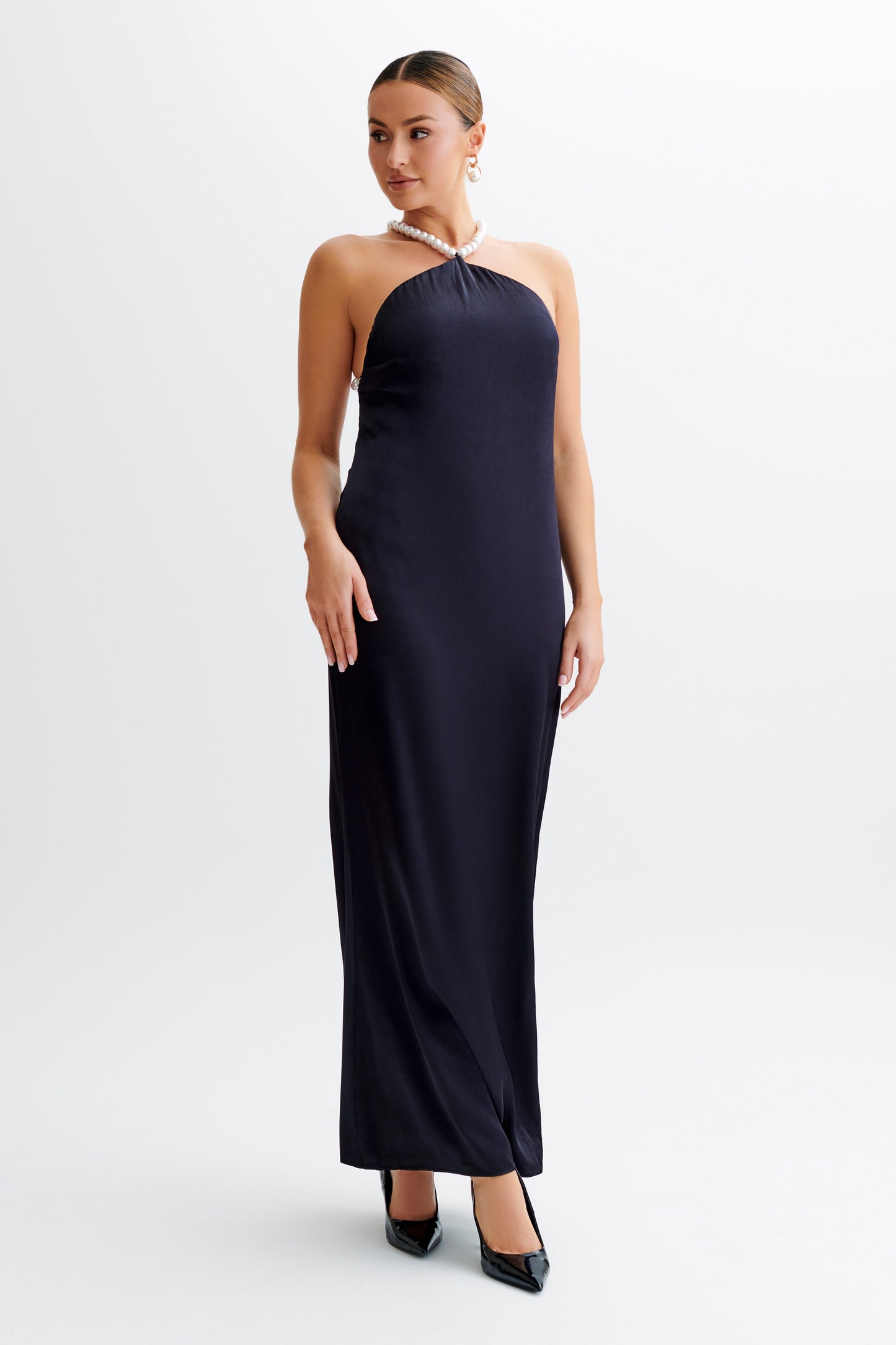 Vestido Maxi de Seda Satinada Blanca con Escote en Cuello Halter - Negro