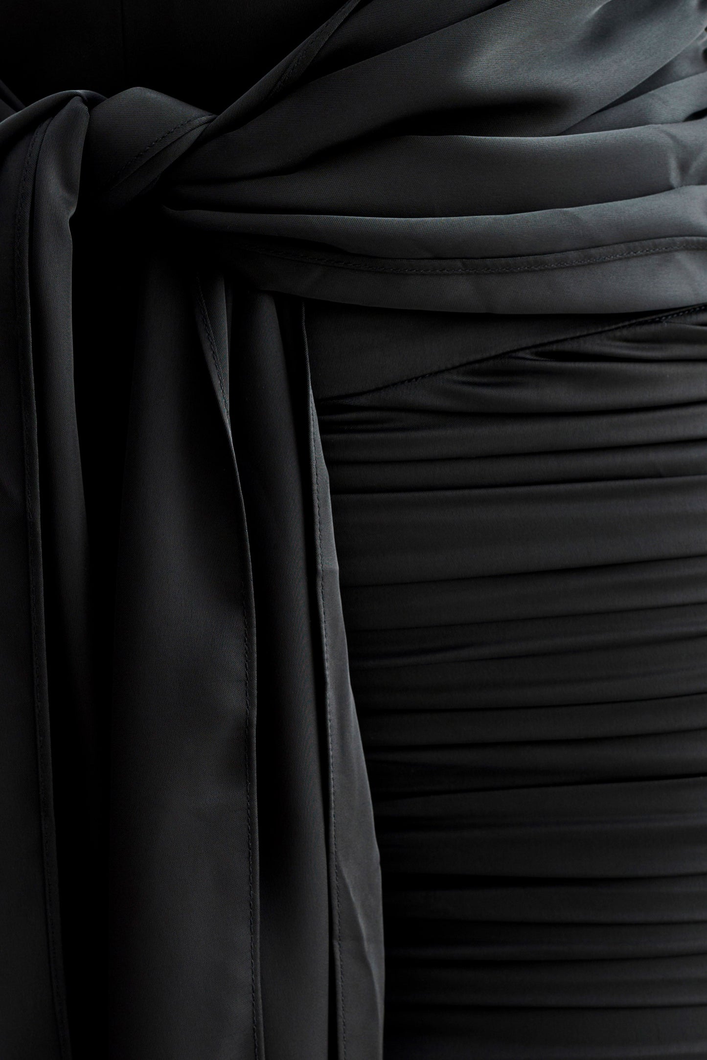 Vestido Mini de Chifón Satinado Ambrosi - Negro