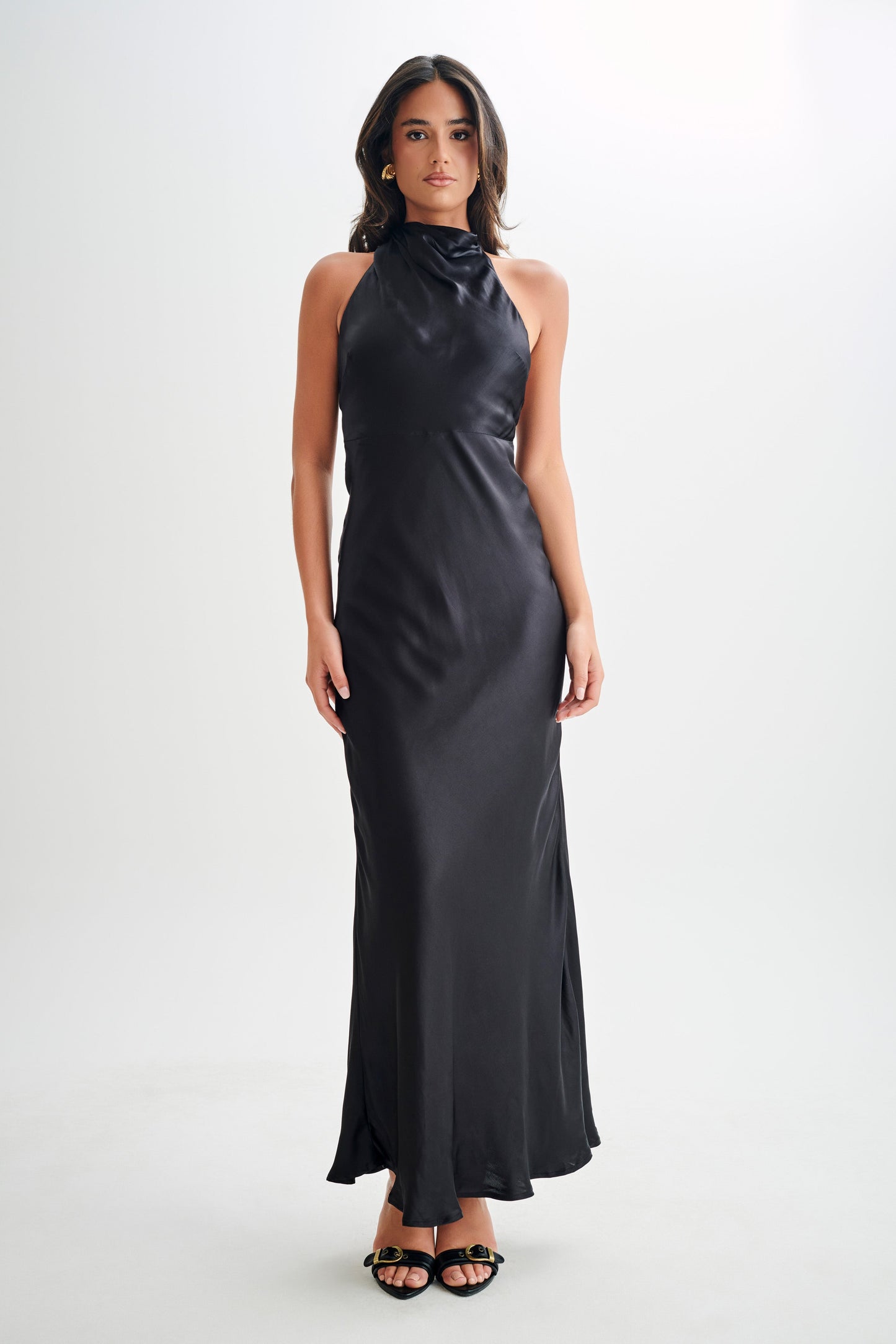 Vestido largo con escote a cowl satinado iridiscente Esther - Negro