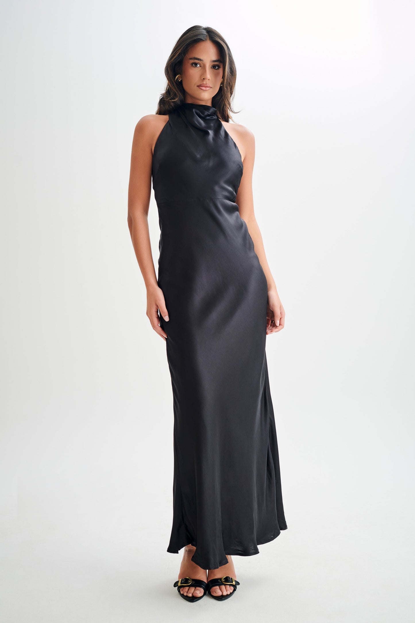Vestido largo con escote a cowl satinado iridiscente Esther - Negro