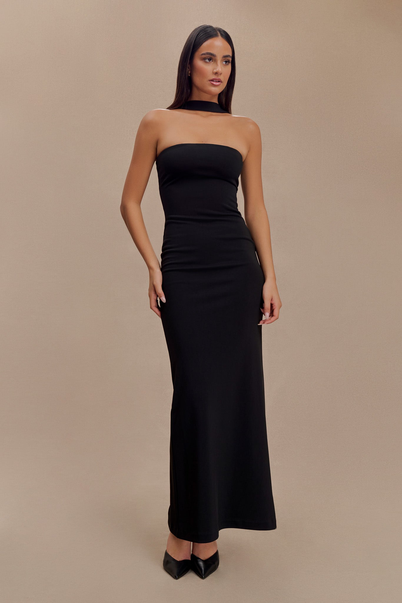 Vestido largo con cinturón tipo halter de Velma - Negro