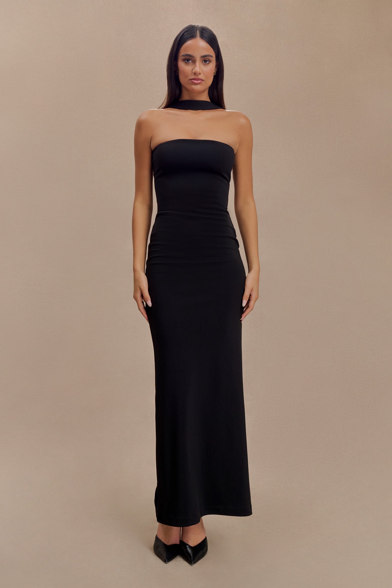 Vestido largo con cinturón tipo halter de Velma - Negro