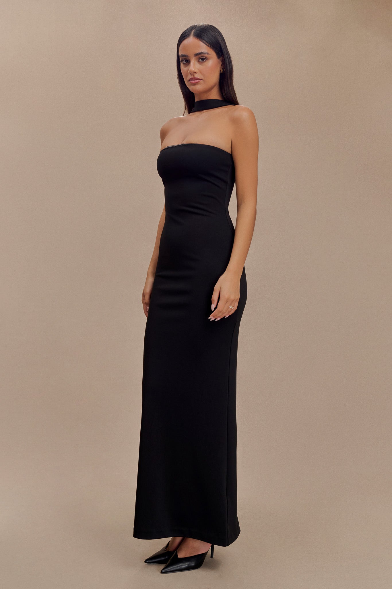 Vestido largo con cinturón tipo halter de Velma - Negro