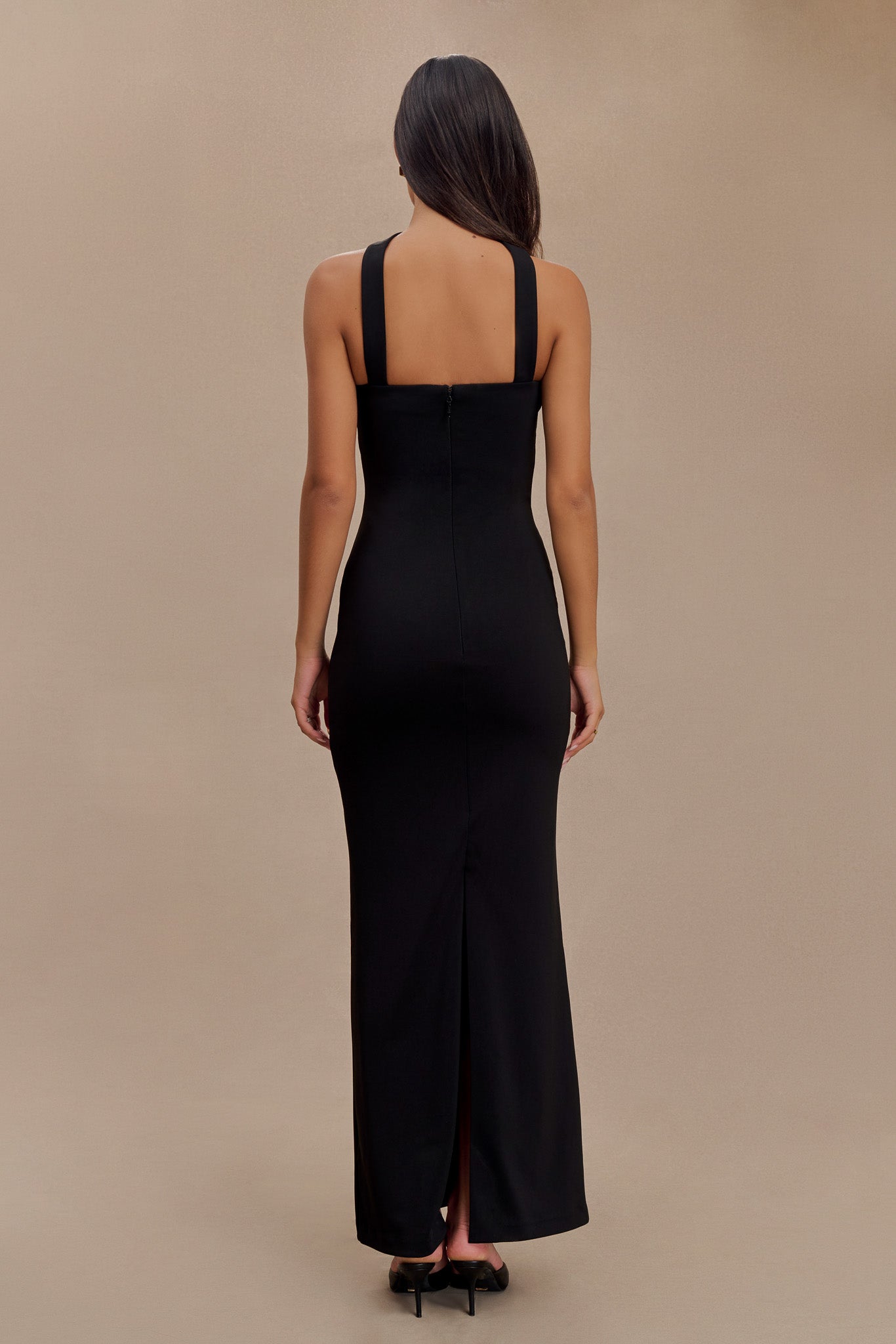 Vestido largo con cinturón tipo halter de Velma - Negro