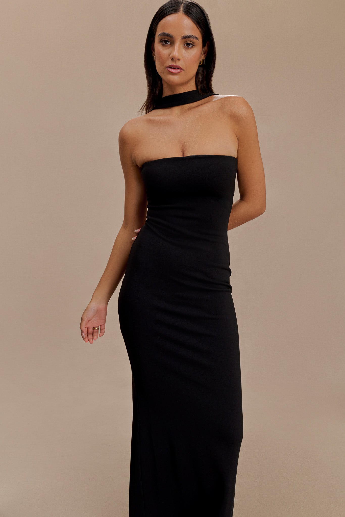Vestido largo con cinturón tipo halter de Velma - Negro