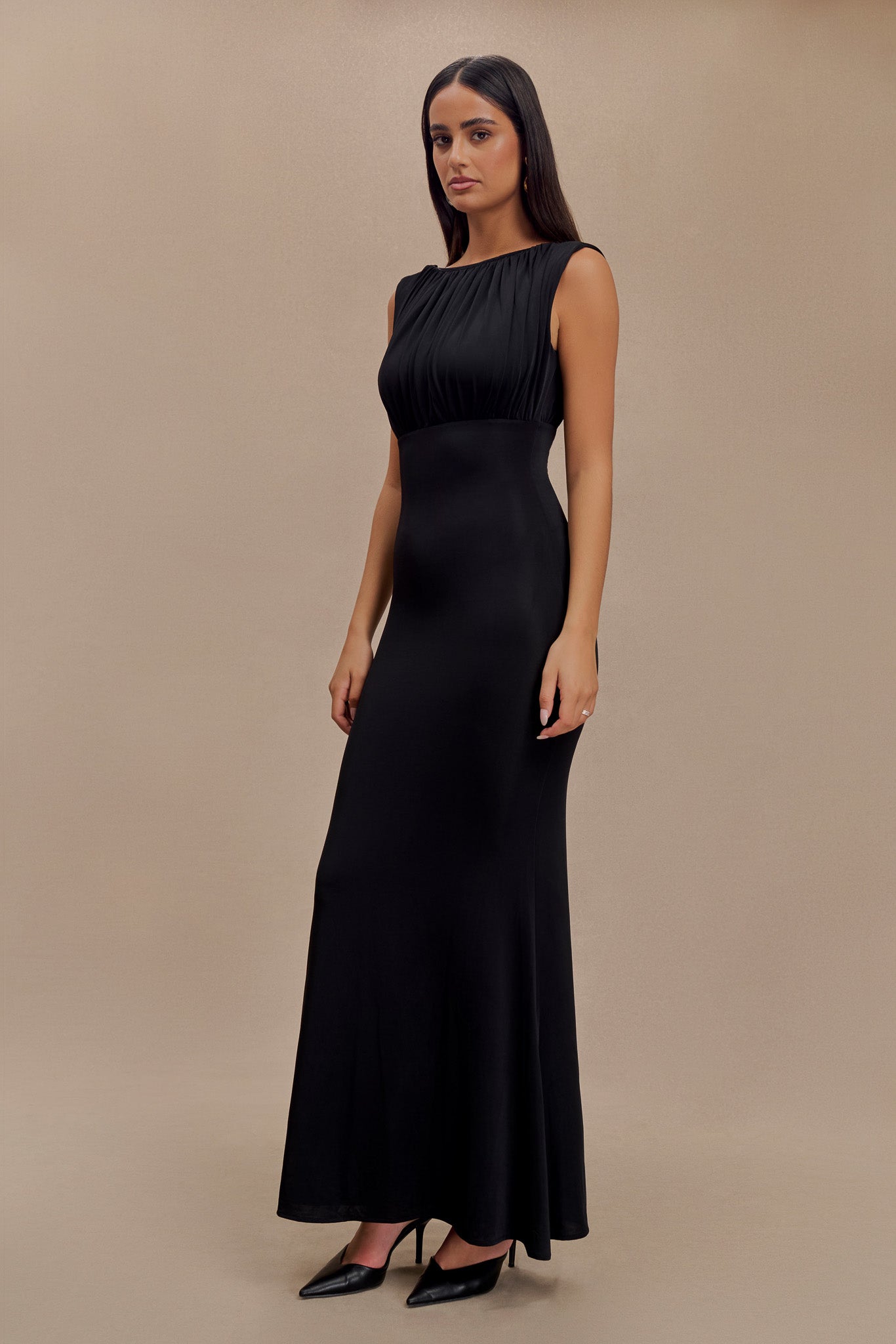 Vestido largo tipo sirena Malia con frunces en negro