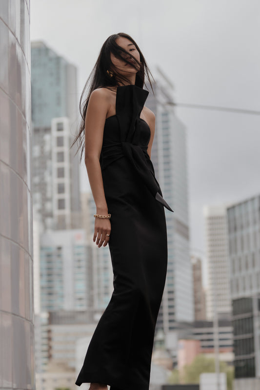 Vestido largo estructurado de satén sin tirantes Cyrill - Negro
