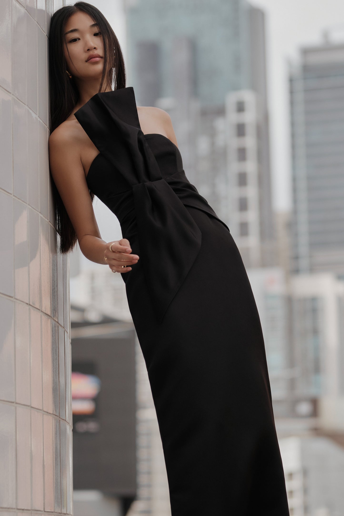 Vestido largo estructurado de satén sin tirantes Cyrill - Negro