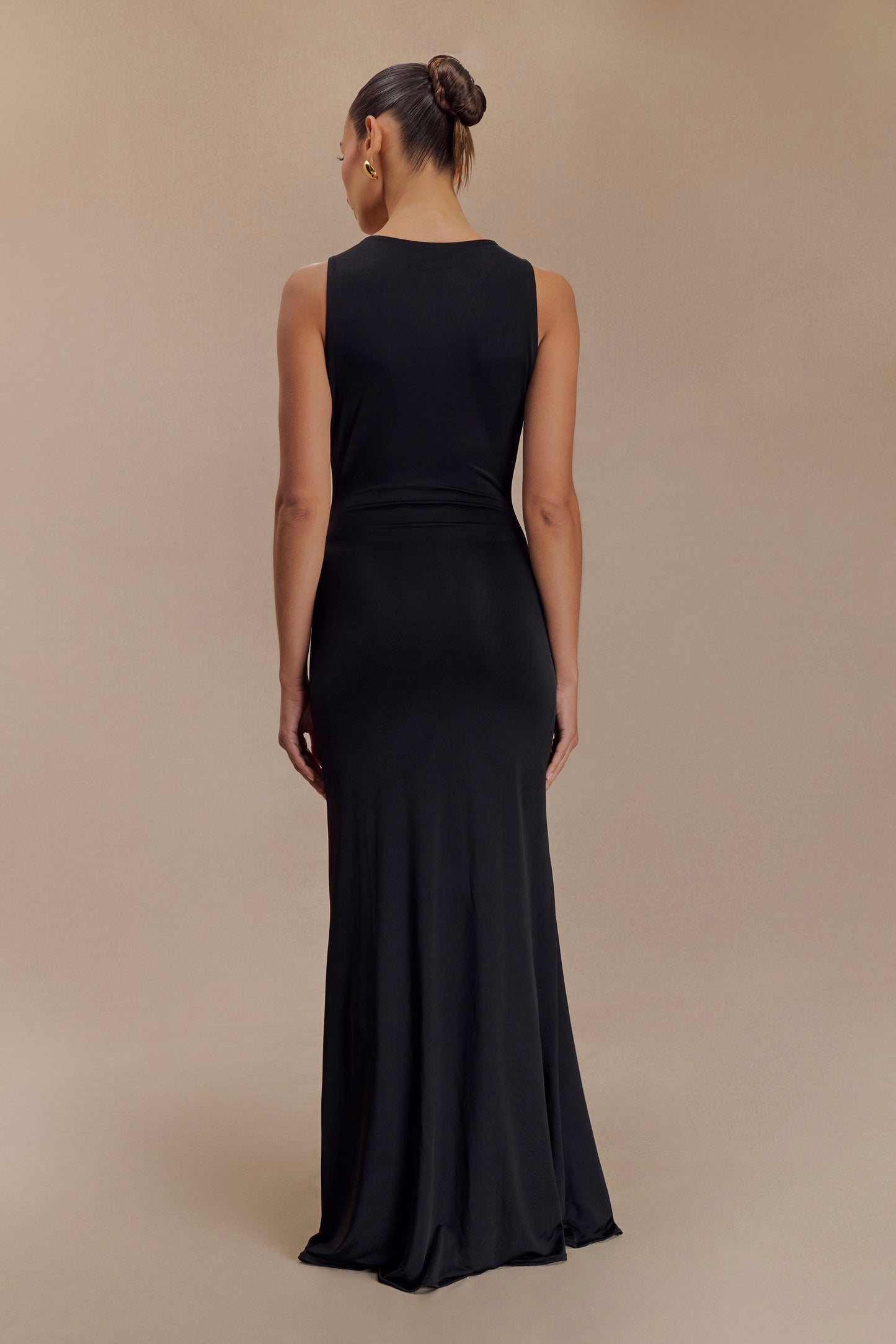 Vestido Maxi Beck Plunge con hardware floral - Negro