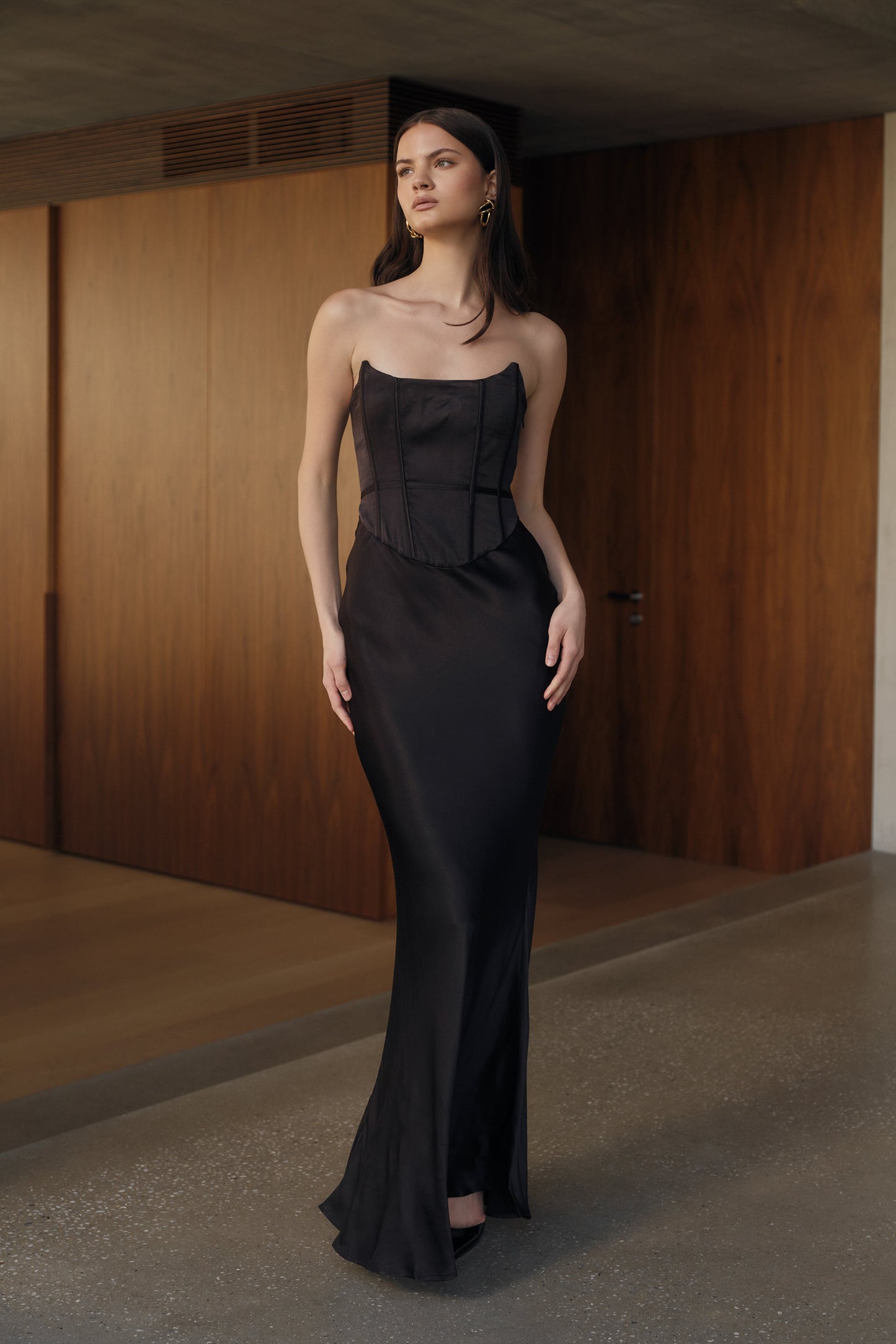Vestido largo sin tirantes de satén Harlow - Negro