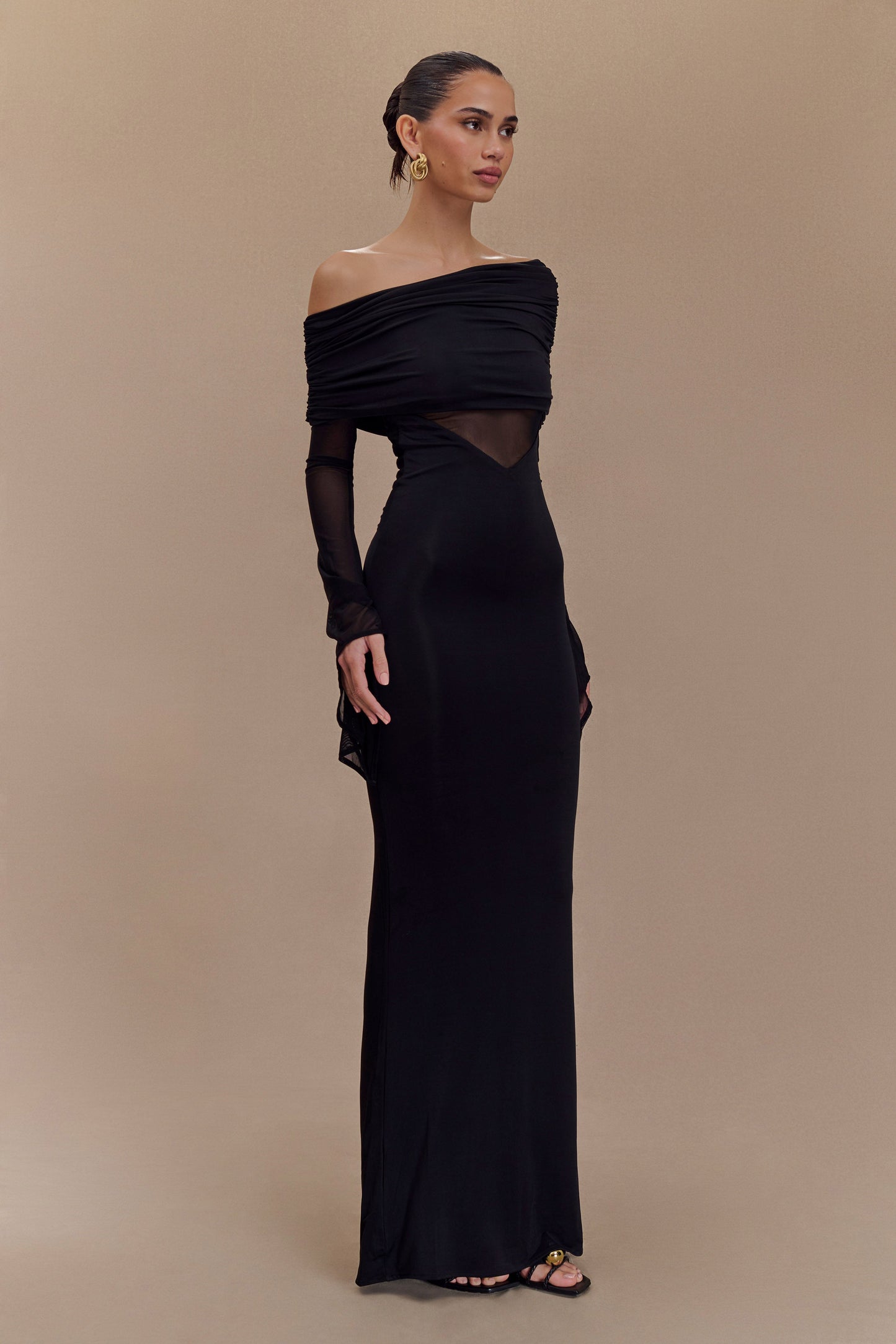 Vestido largo maxi de un solo hombro Kaitlin en silueta halter con malla - Negro