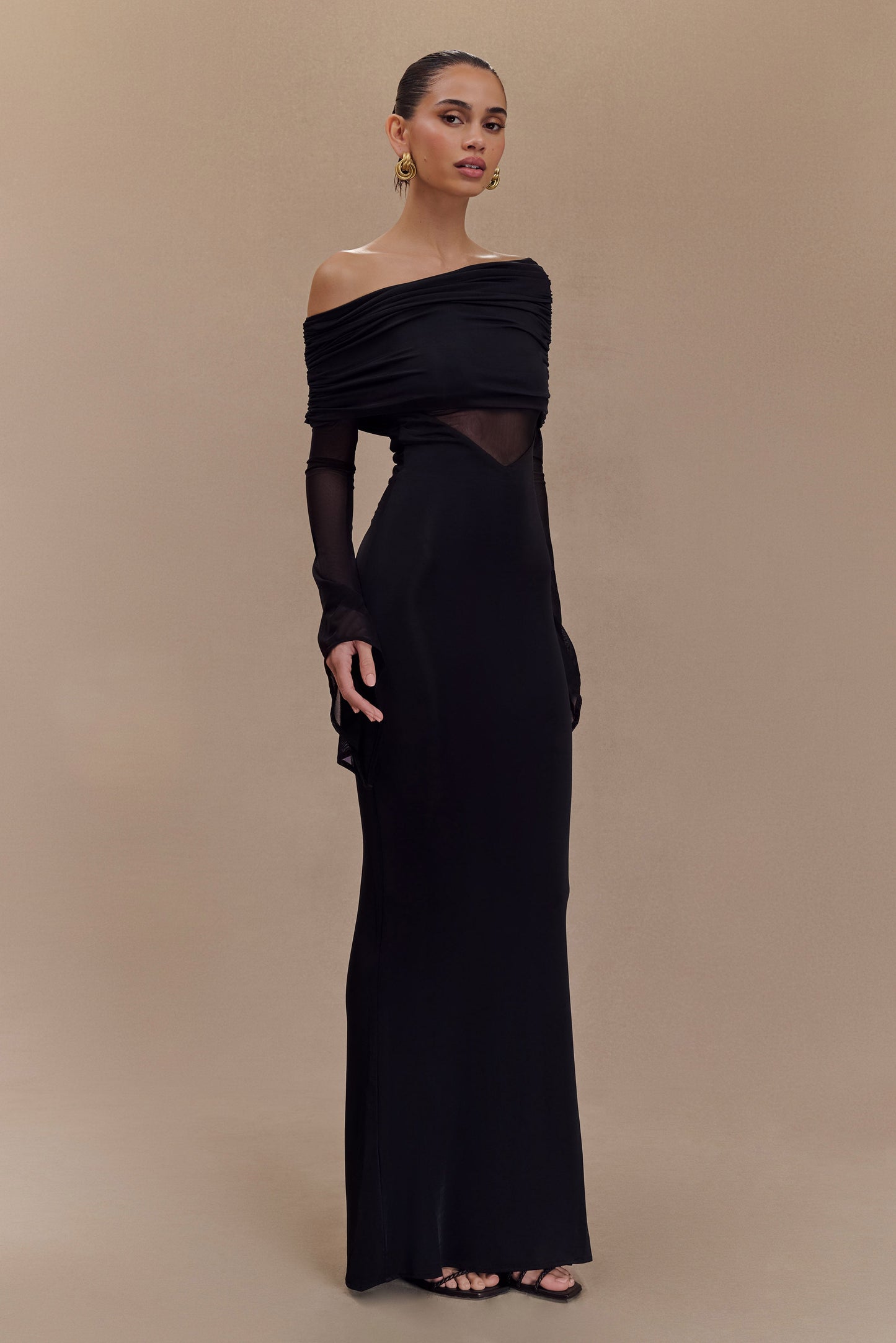Vestido largo maxi de un solo hombro Kaitlin en silueta halter con malla - Negro