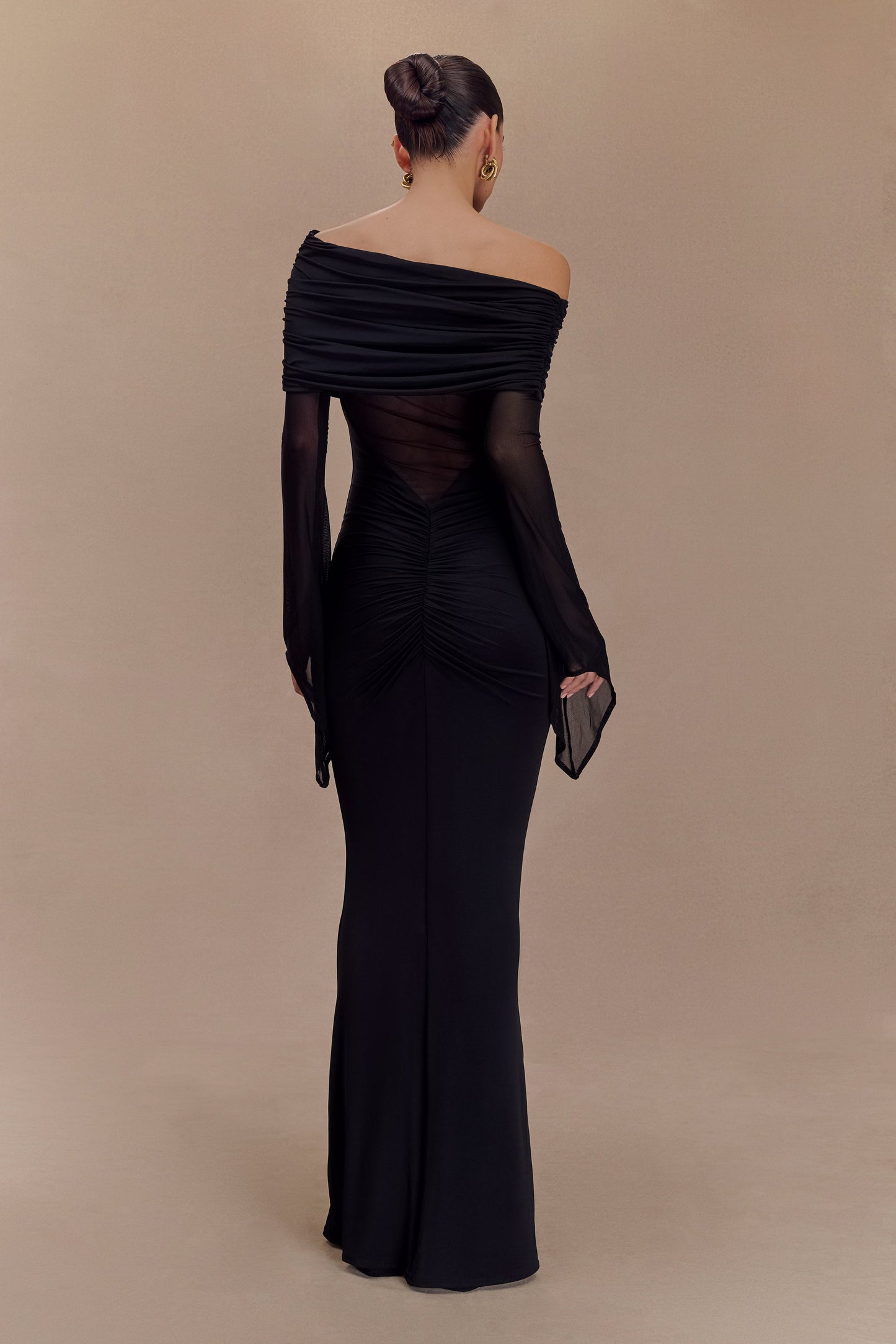 Vestido largo maxi de un solo hombro Kaitlin en silueta halter con malla - Negro