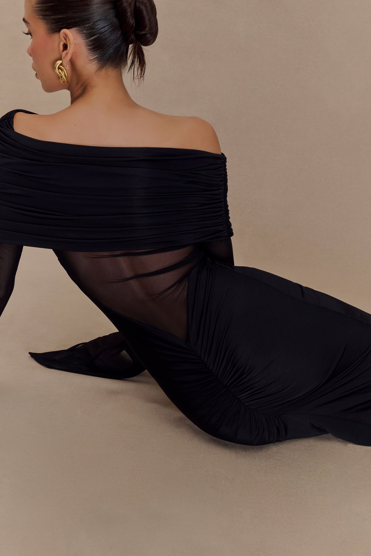Vestido largo maxi de un solo hombro Kaitlin en silueta halter con malla - Negro