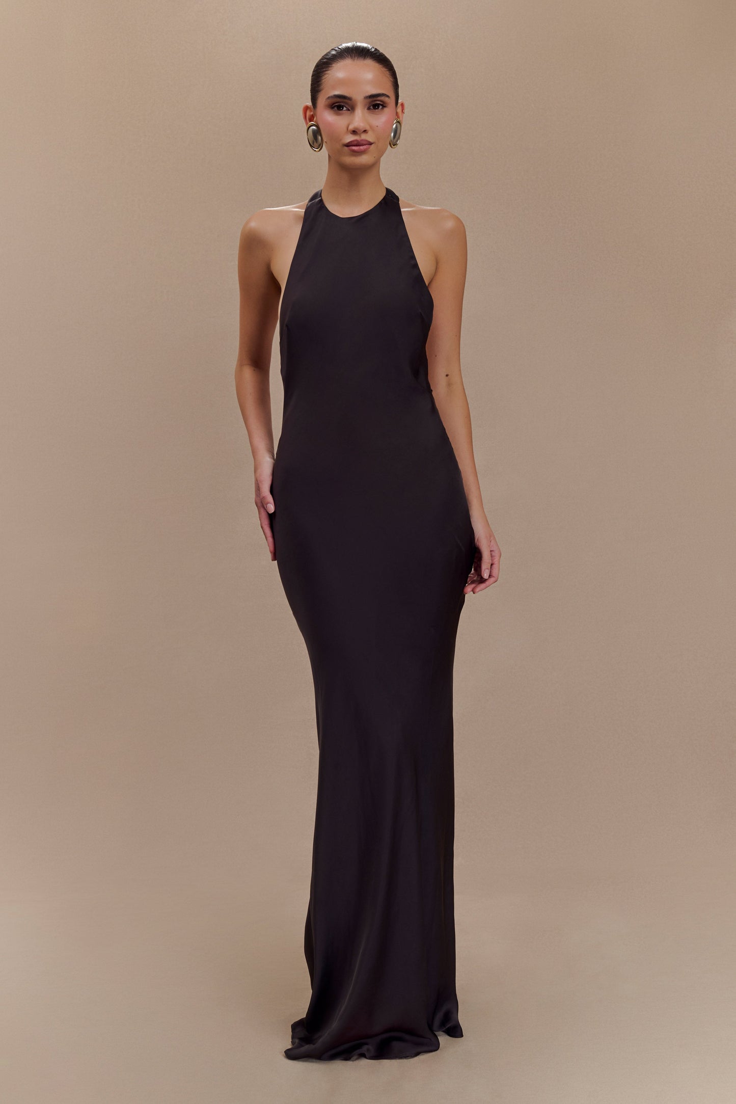 Vestido Maxilarga de Satén Rinna con Cuello Halter - Negro