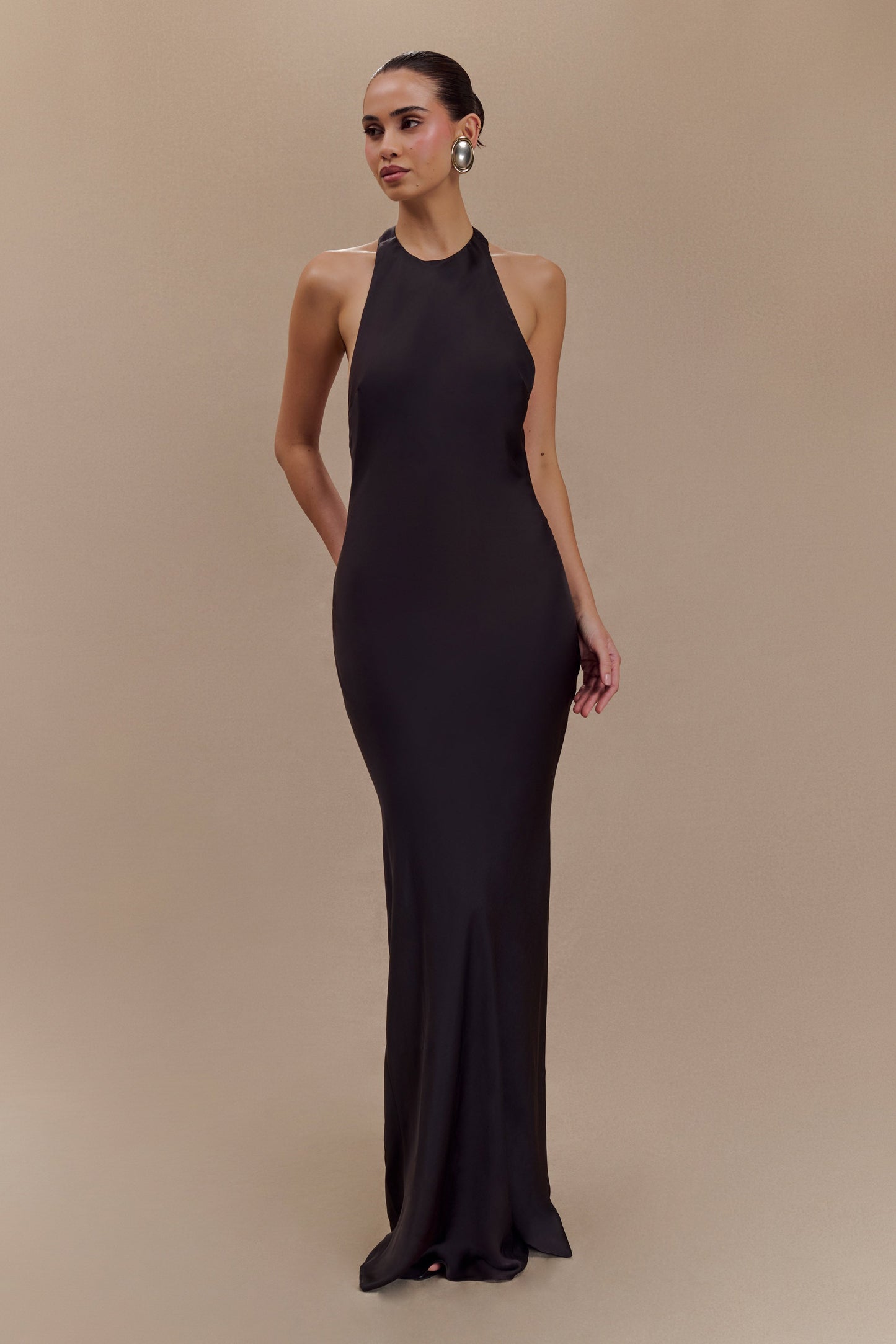 Vestido Maxilarga de Satén Rinna con Cuello Halter - Negro