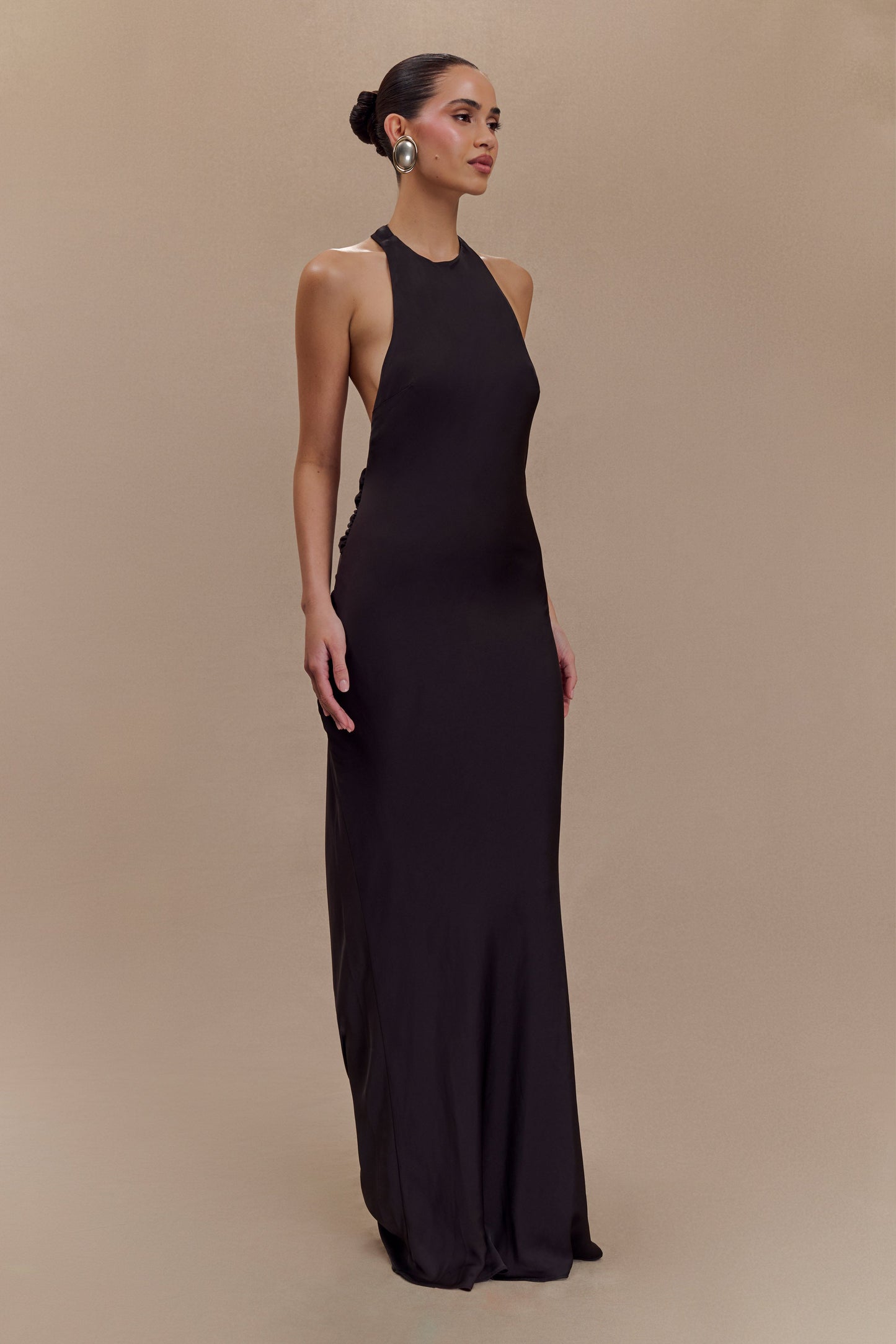 Vestido Maxilarga de Satén Rinna con Cuello Halter - Negro