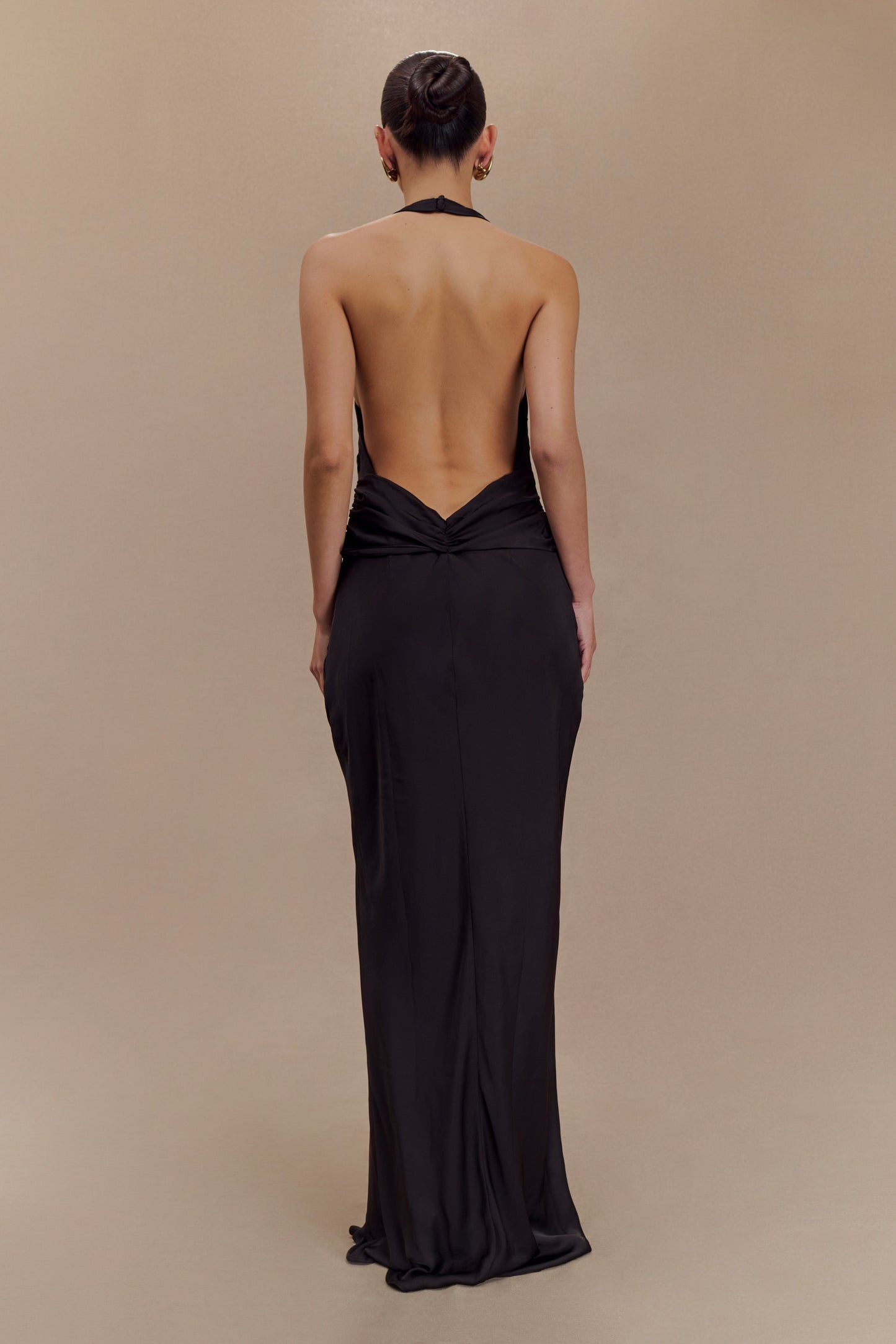 Vestido Maxilarga de Satén Rinna con Cuello Halter - Negro