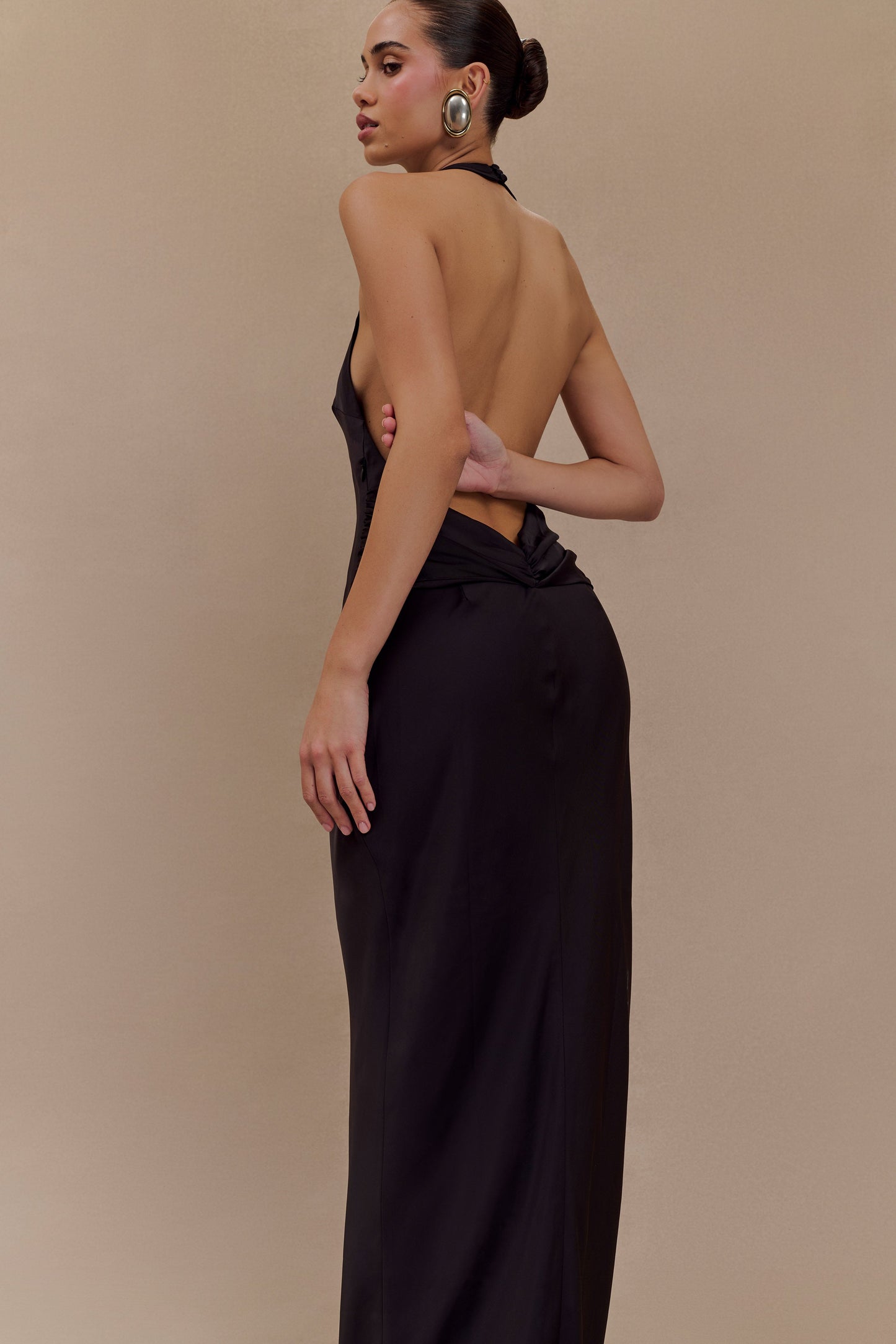 Vestido Maxilarga de Satén Rinna con Cuello Halter - Negro