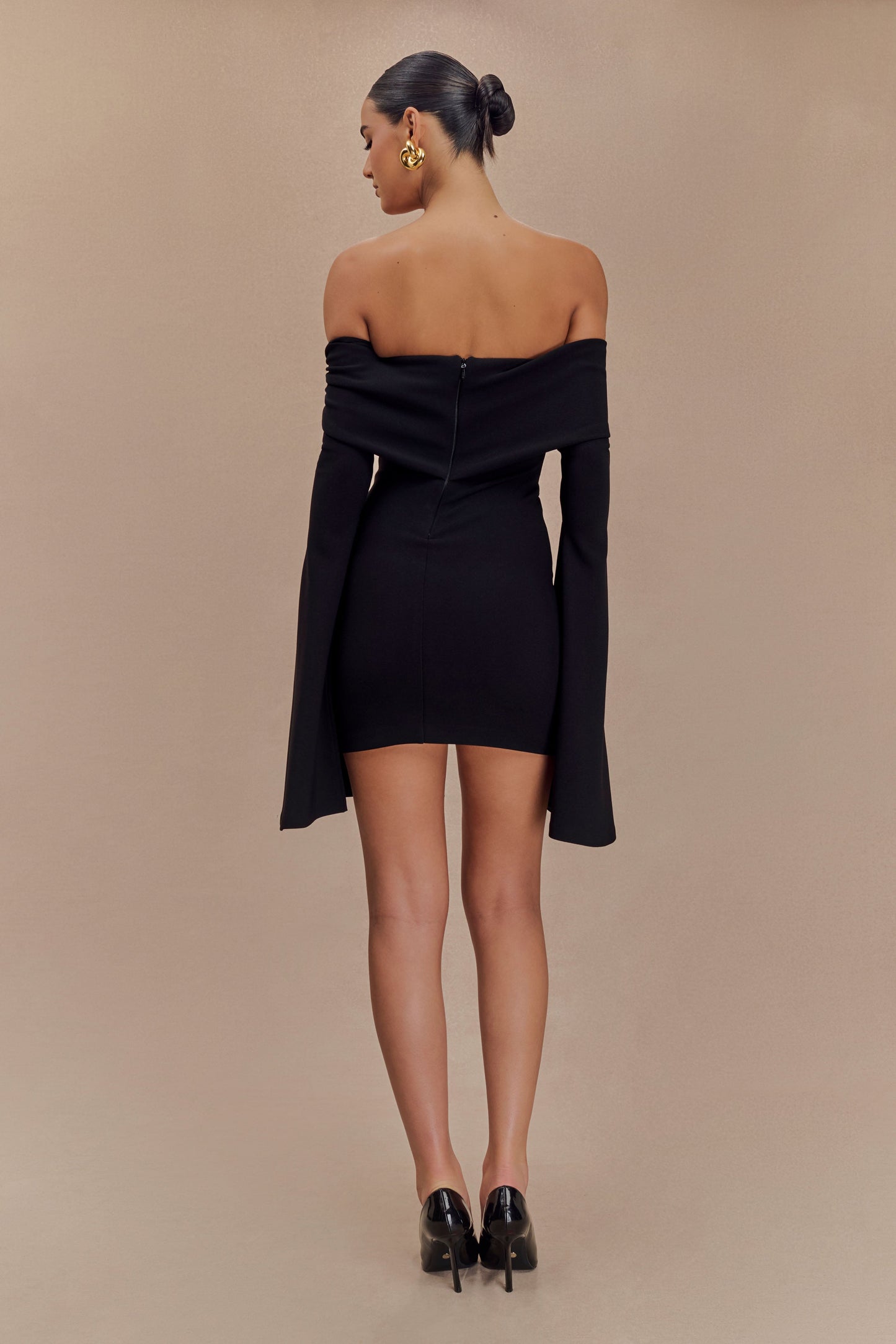 Vestido mini negro de manga larga y escote asymétrico Dominique