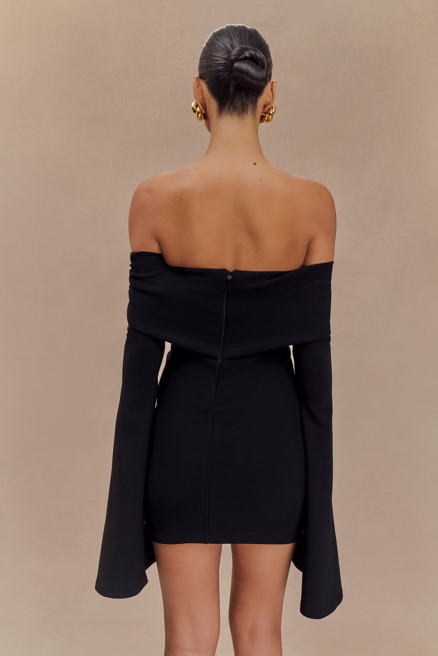 Vestido mini negro de manga larga y escote asymétrico Dominique