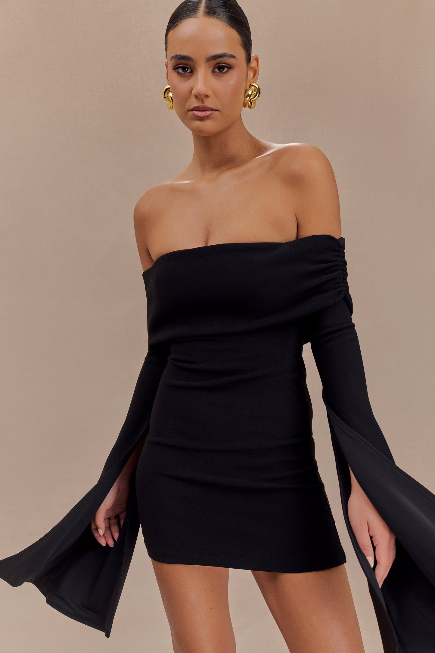 Vestido mini negro de manga larga y escote asymétrico Dominique