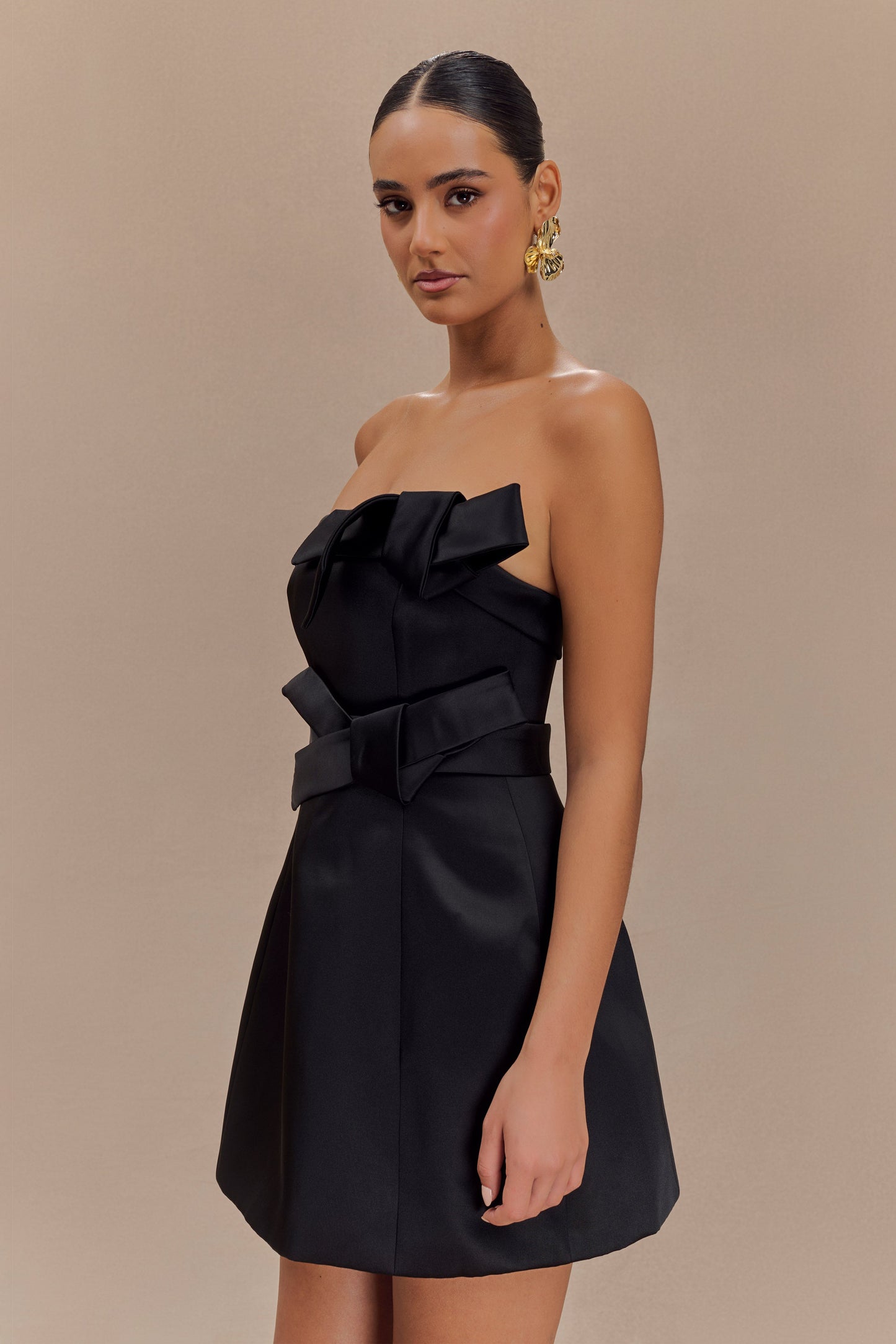 Vestido mini sin tirantes de satén Tatiana con lazo - Negro