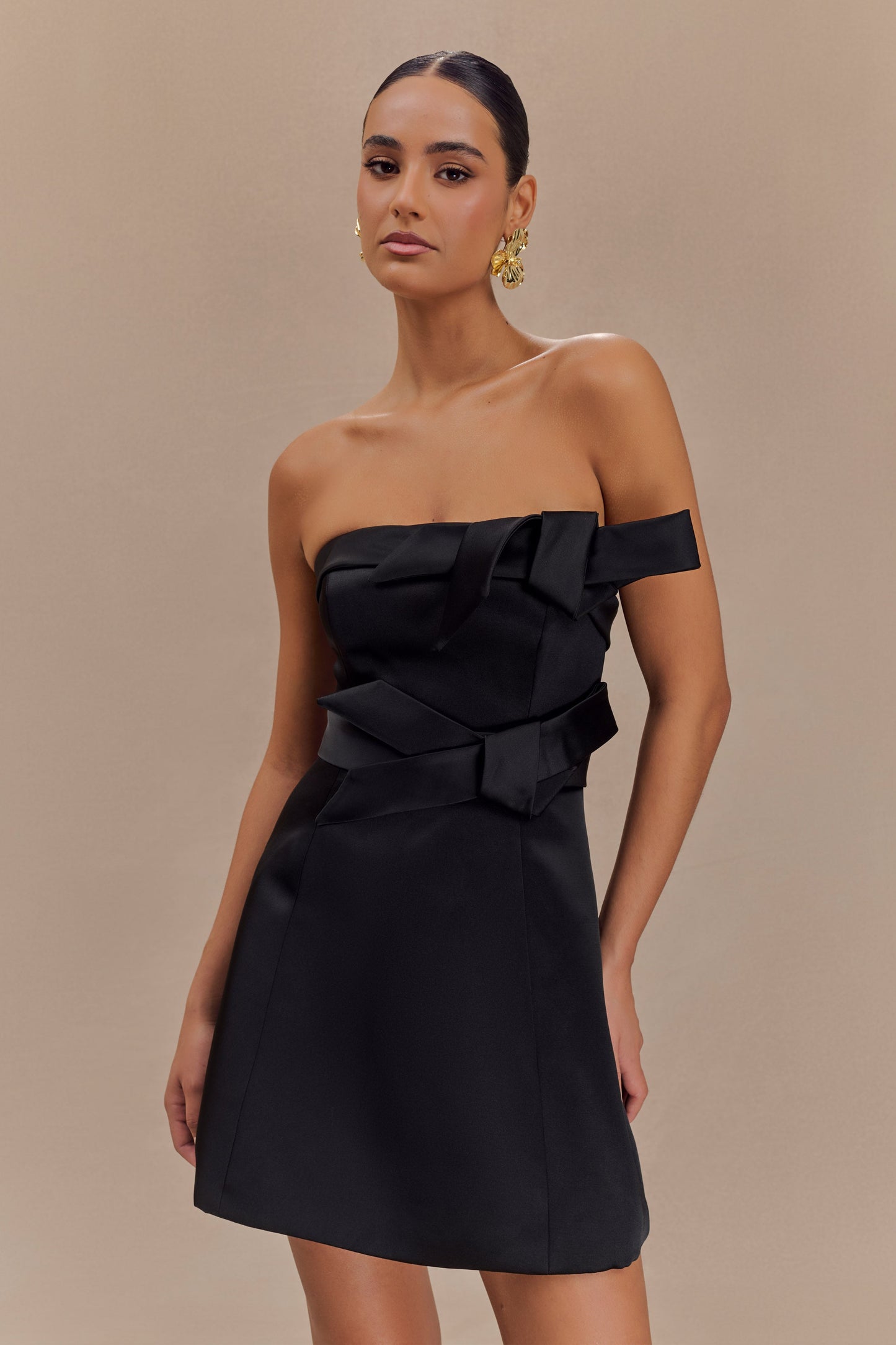 Vestido mini sin tirantes de satén Tatiana con lazo - Negro