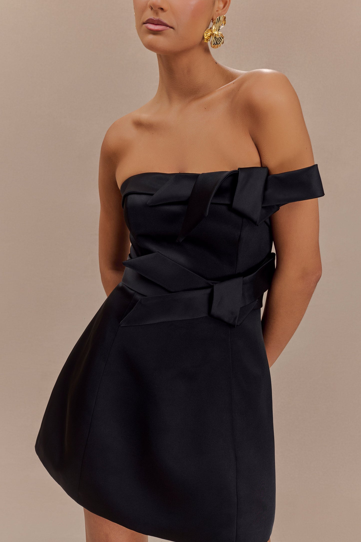 Vestido mini sin tirantes de satén Tatiana con lazo - Negro