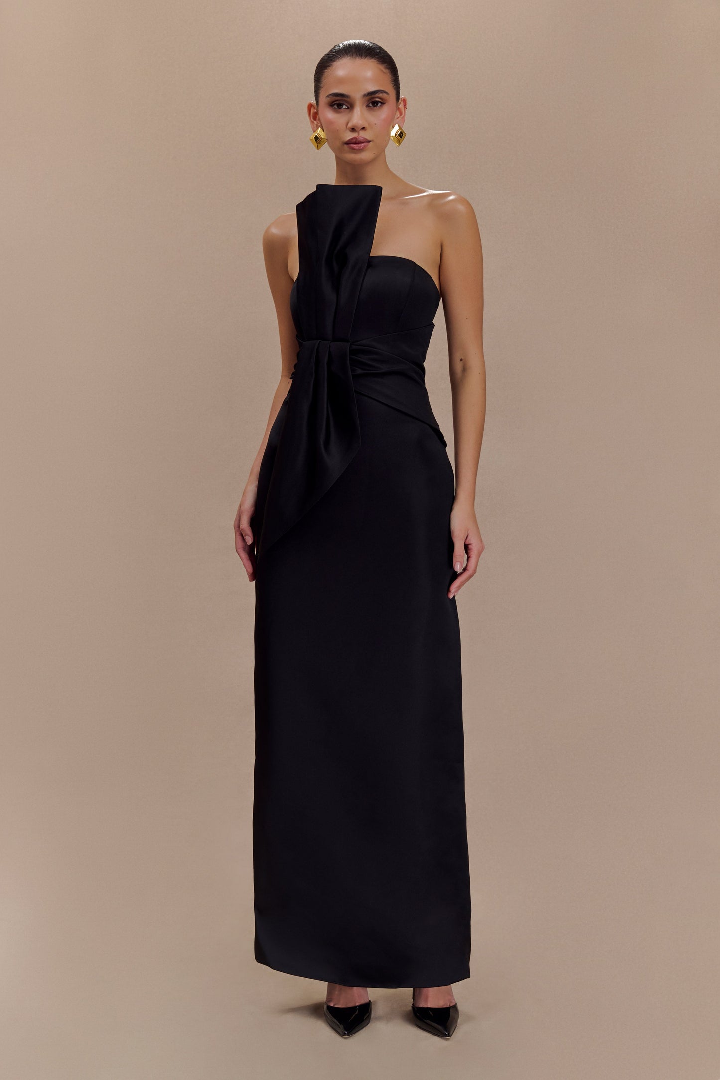 Vestido largo estructurado de satén sin tirantes Cyrill - Negro