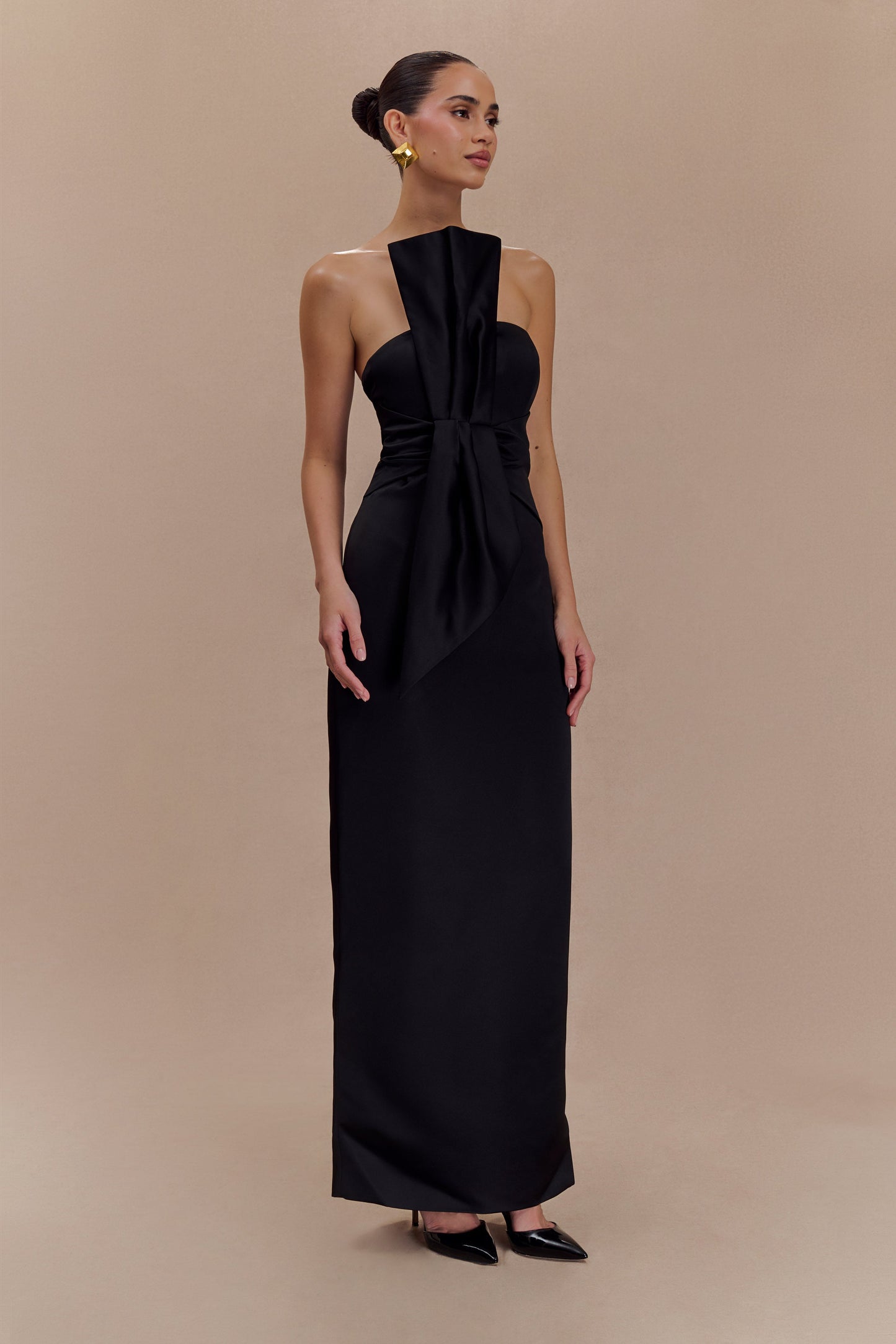 Vestido largo estructurado de satén sin tirantes Cyrill - Negro