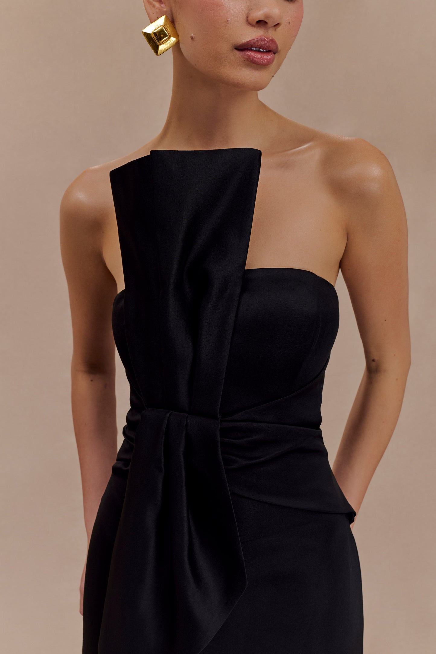 Vestido largo estructurado de satén sin tirantes Cyrill - Negro