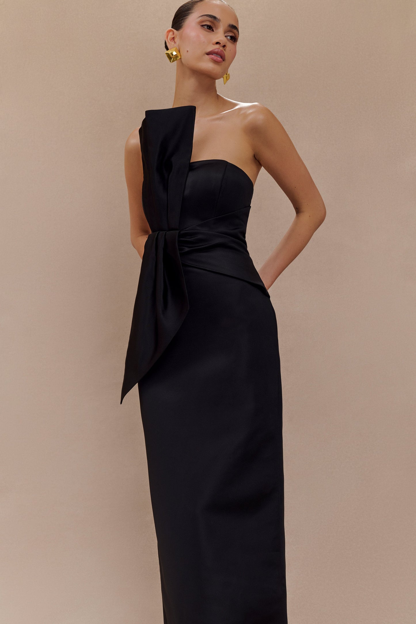 Vestido largo estructurado de satén sin tirantes Cyrill - Negro