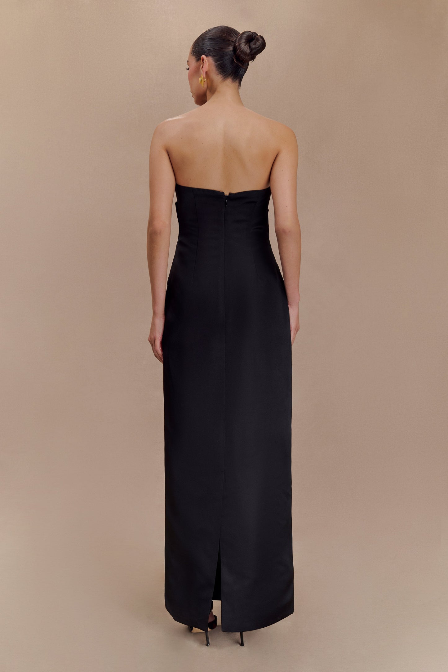 Vestido largo estructurado de satén sin tirantes Cyrill - Negro