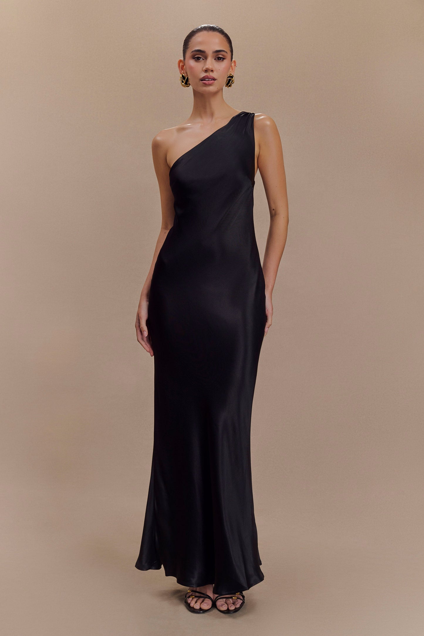 Vestido largo de satén asimétrico Camille - Negro