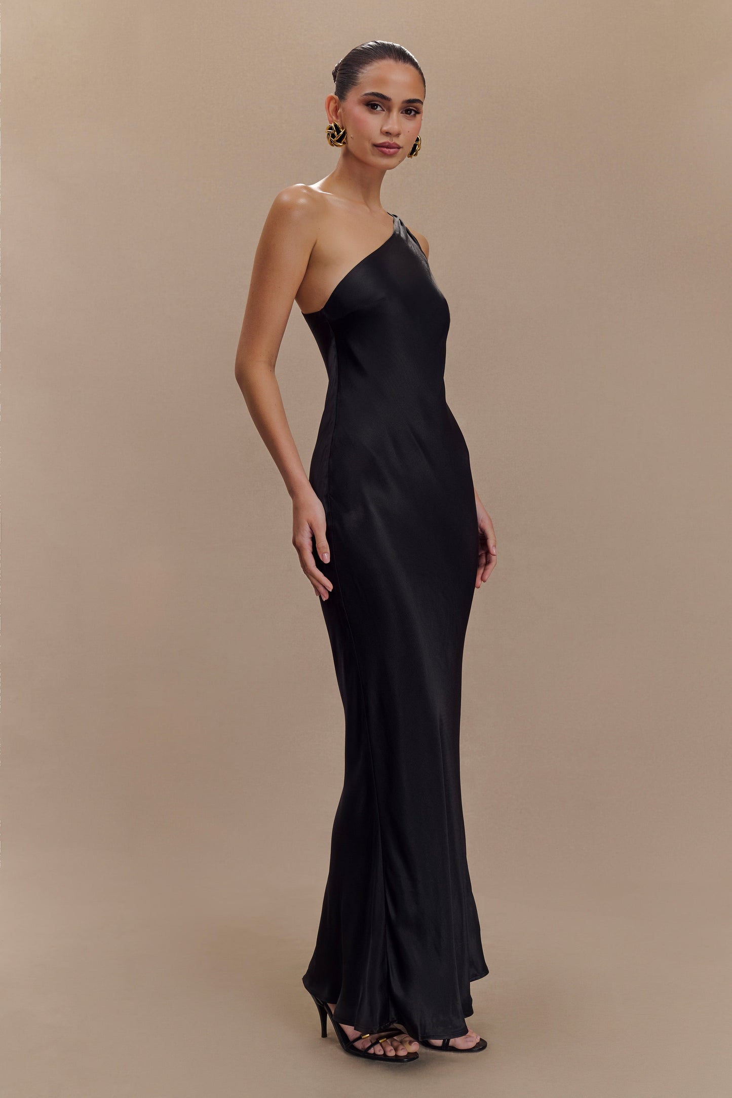 Vestido largo de satén asimétrico Camille - Negro