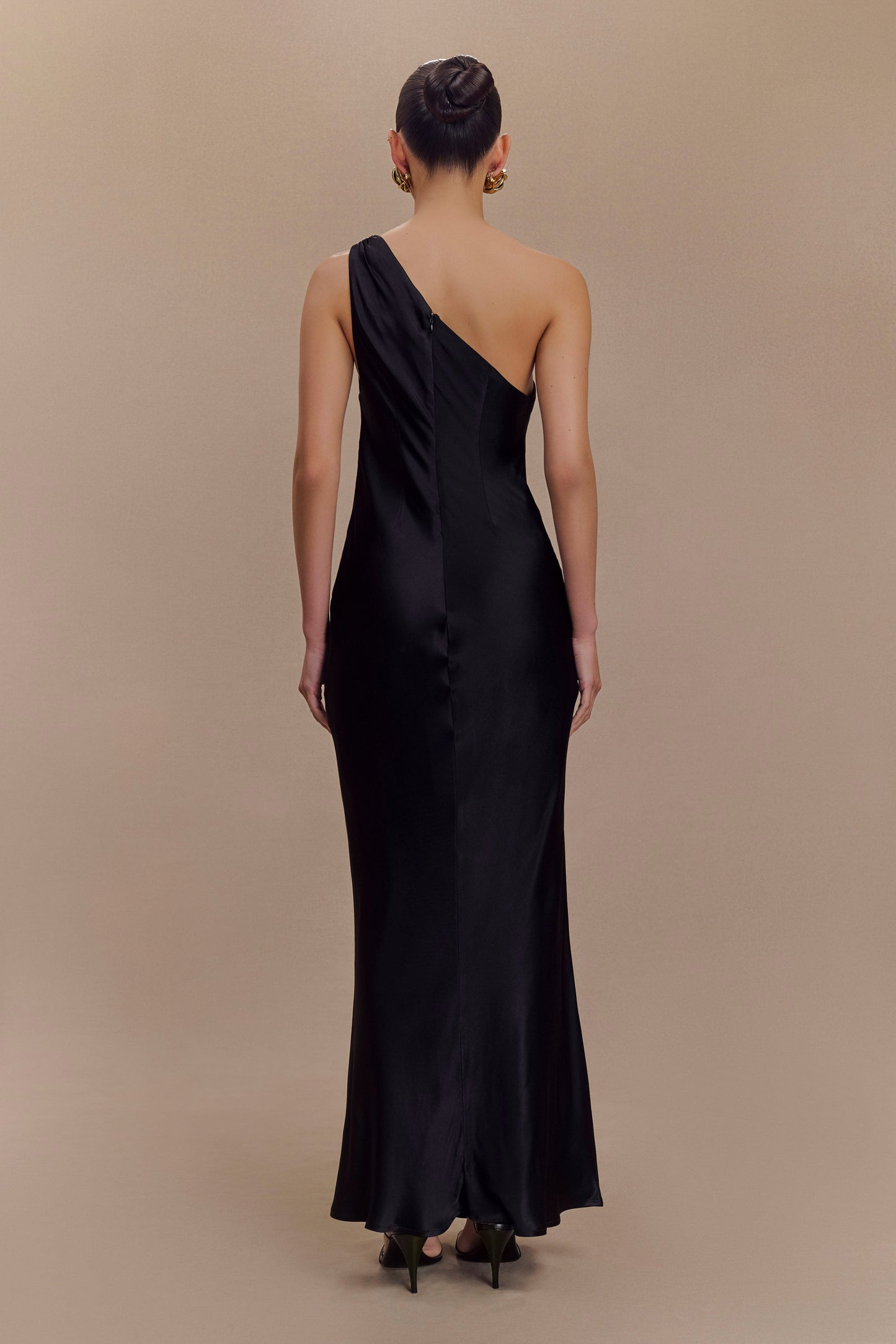 Vestido largo de satén asimétrico Camille - Negro